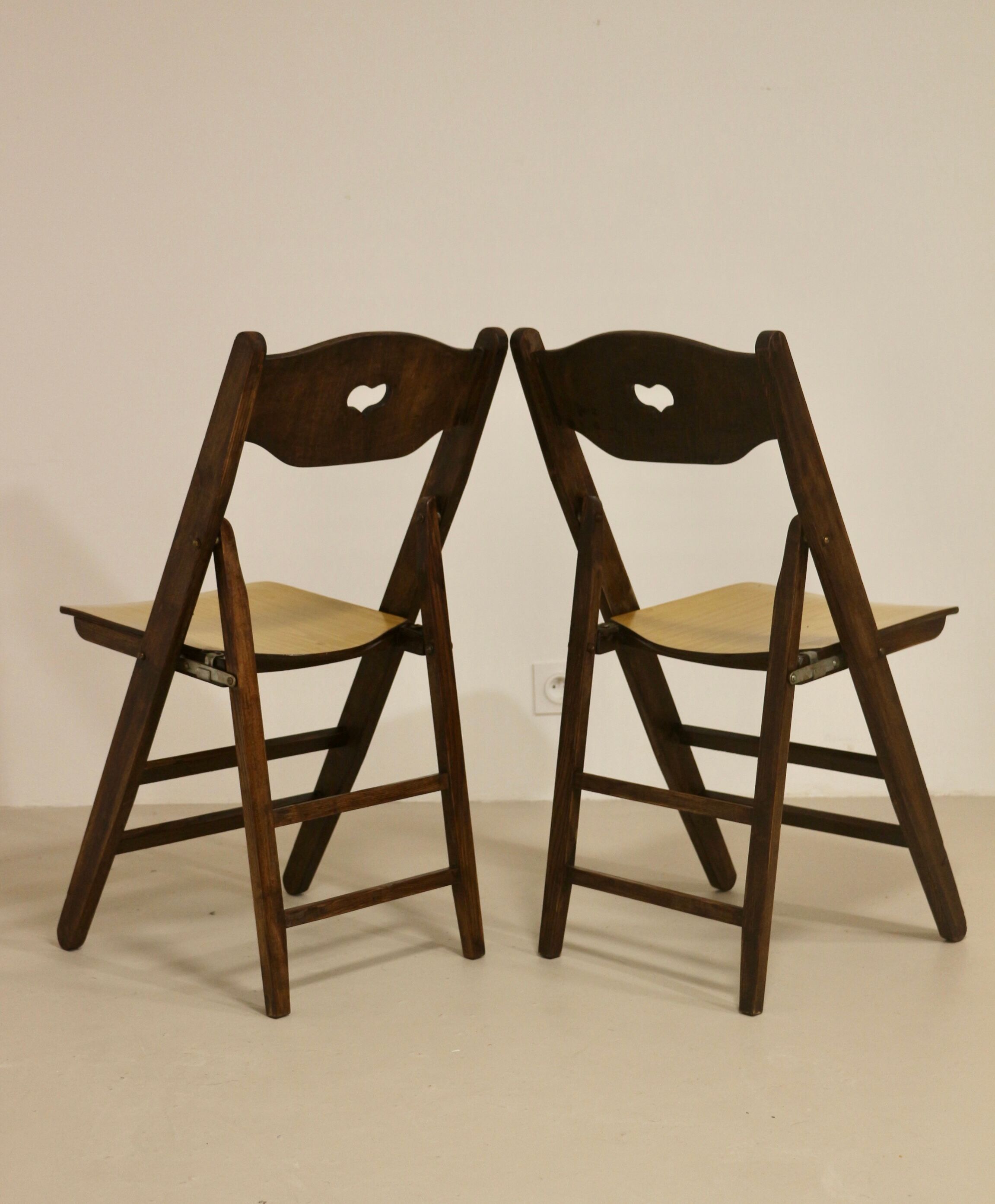 Pair of vintage folding chairs year 50 sculpted backrest.