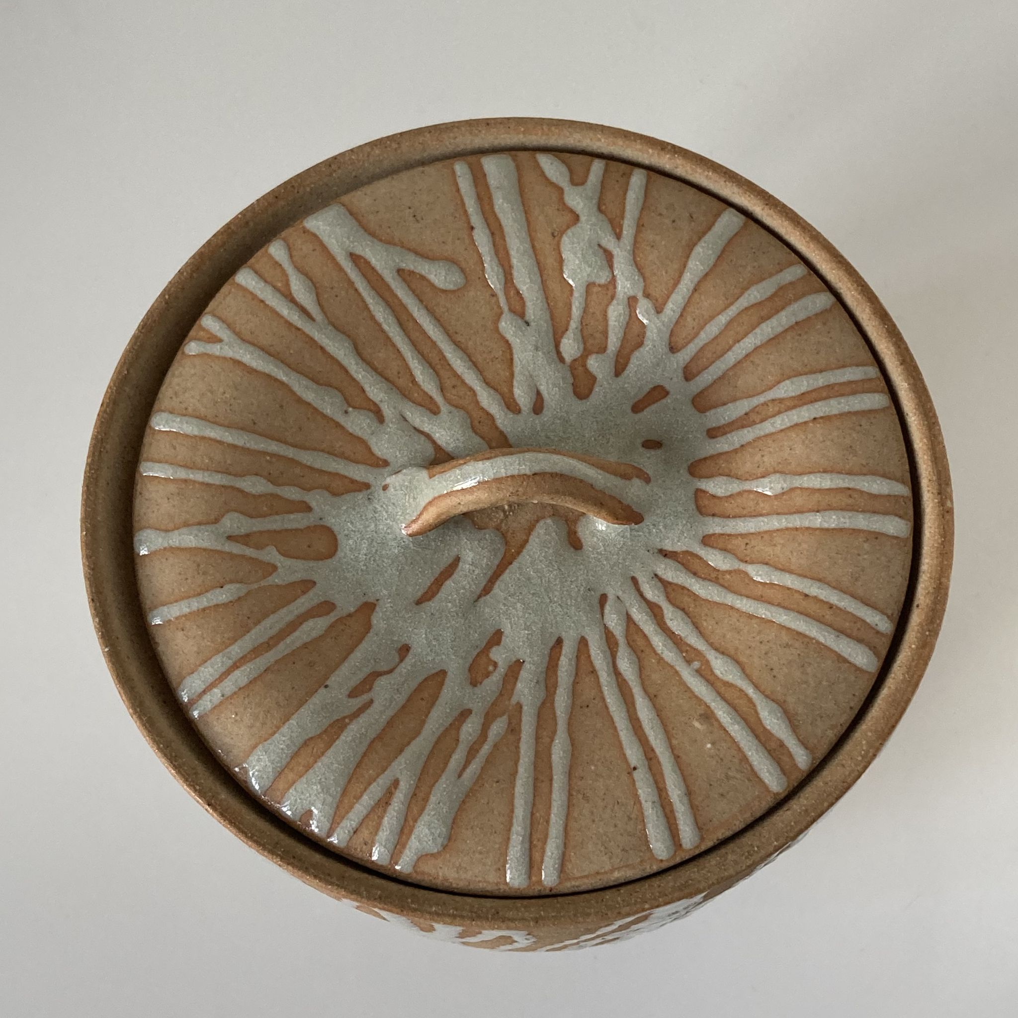 Pot couvert japonais minguei en grès à décor de fines coulure, l’intérieur émaillé