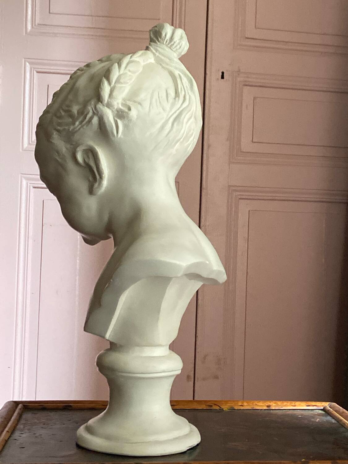 Sculpture en plâtre, buste d’enfant la boudeuse