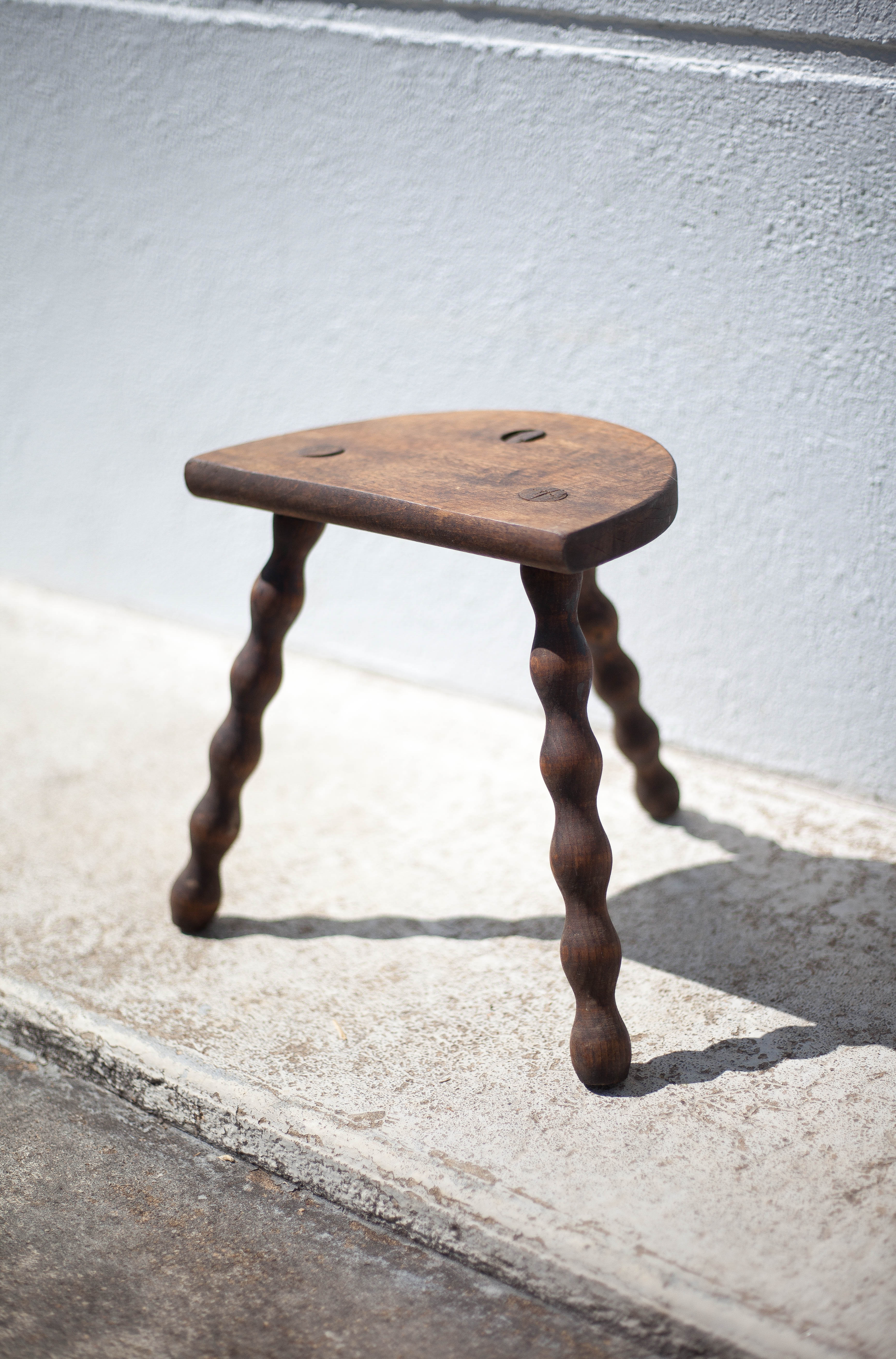Tabouret tripode, bois