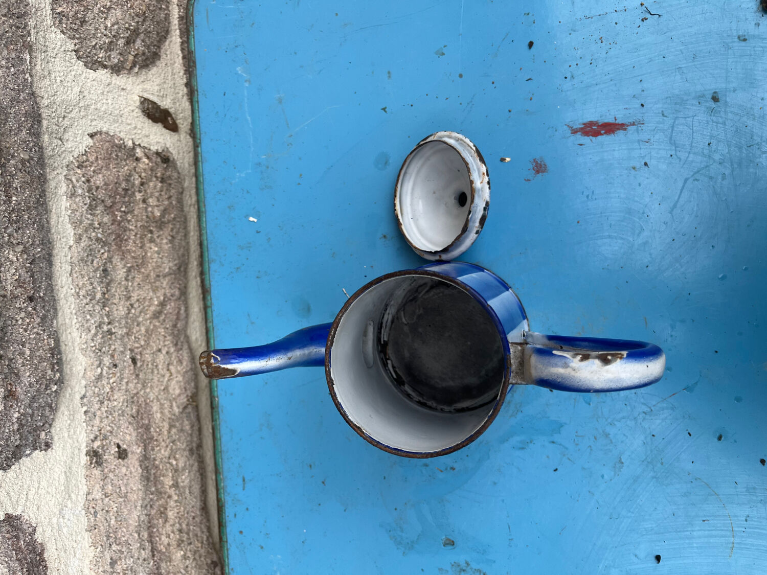 Enamelled decanter