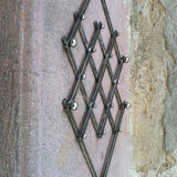 Stretchy flat rest in vintage silver metal