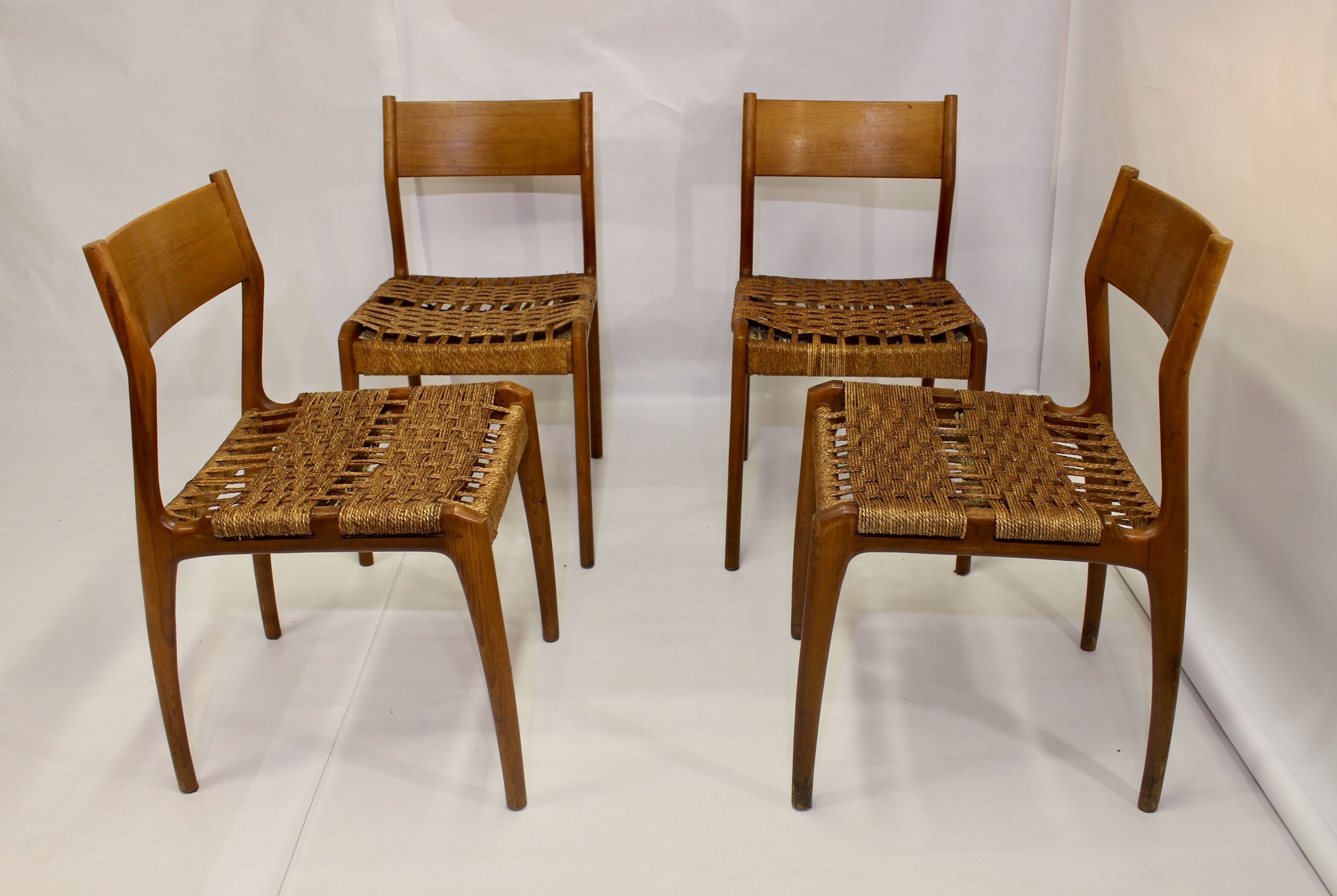 Lot de 4 chaises en chêne design italien de Consorzio Sedi Friuli 1960