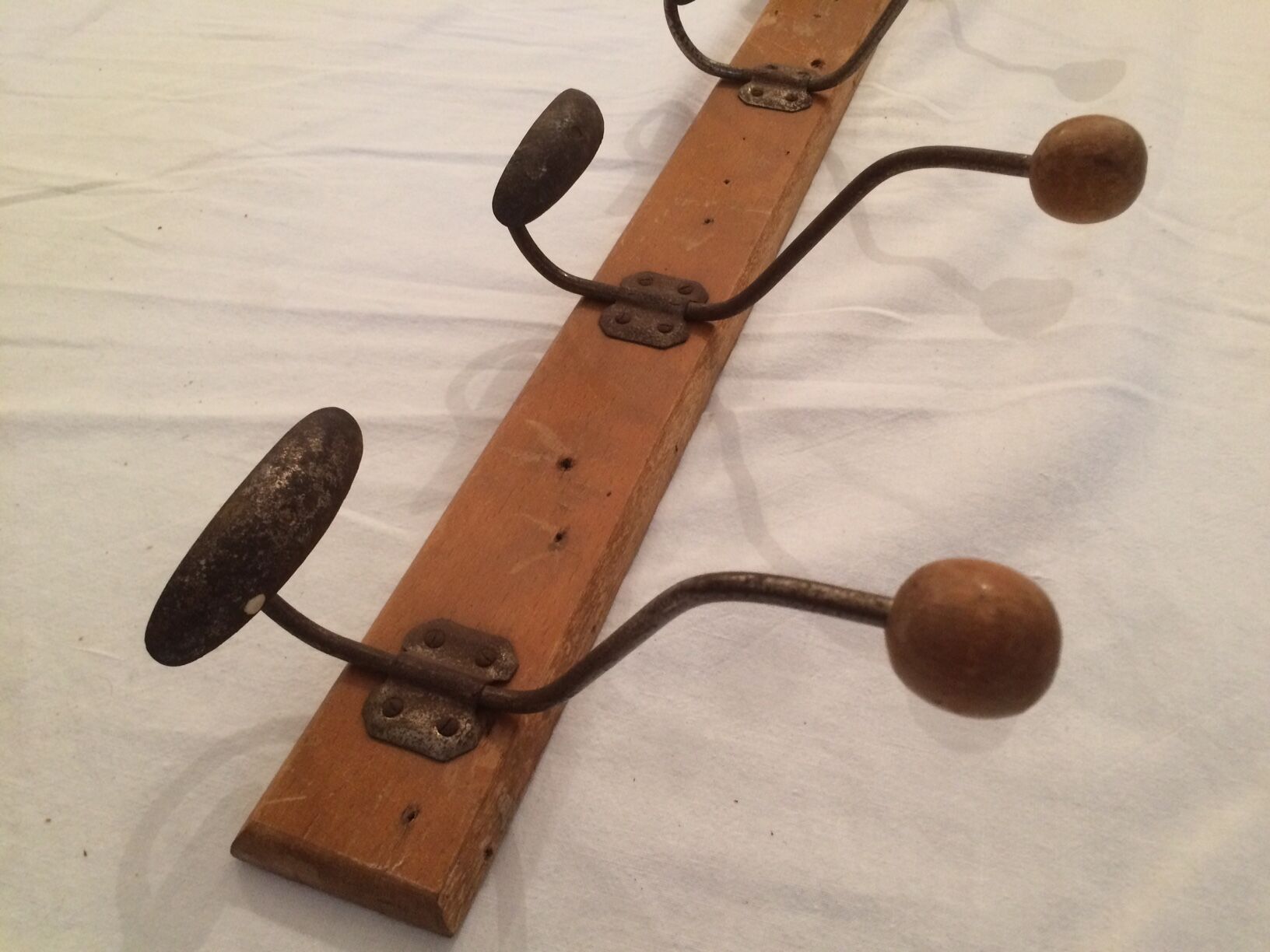 4 hooks, metal and logs of wood