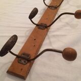 4 hooks, metal and logs of wood