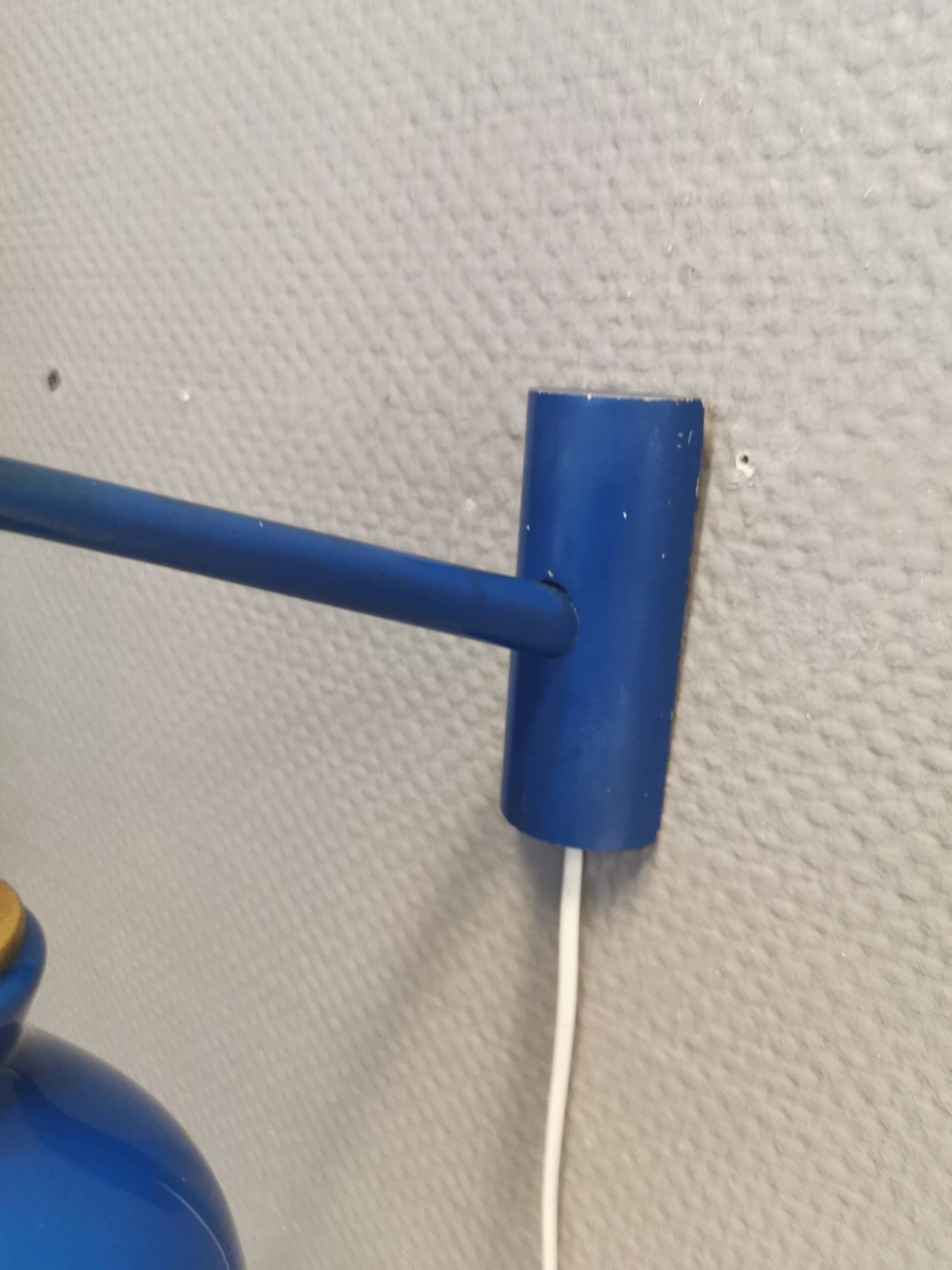 Applique Holmegaard avec abat-jour en verre et détail en laiton sur le dessus. Support mural en bois peint en bleu