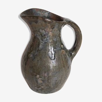 Potter's pitcher Art-popular in old enamelled earth
