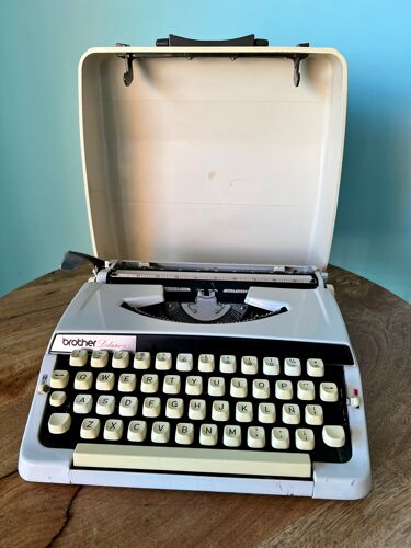 Machine à écrire vintage Brother Deluxe des années 1970 avec étui