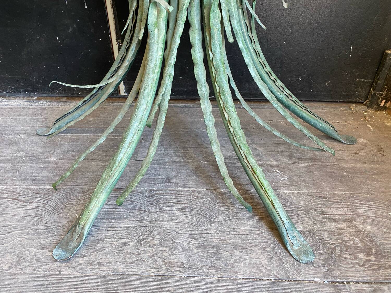 Console vintage en metal patiné feuilles de roseau