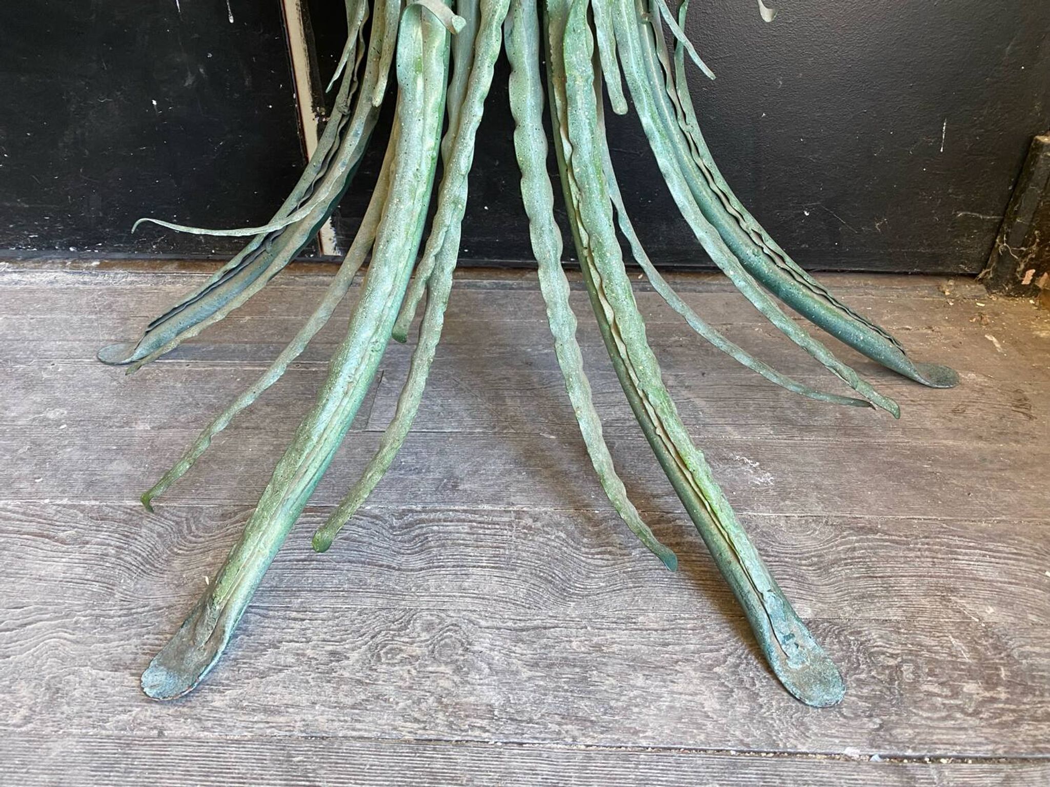 Vintage console in patinated metal with reed leaves.