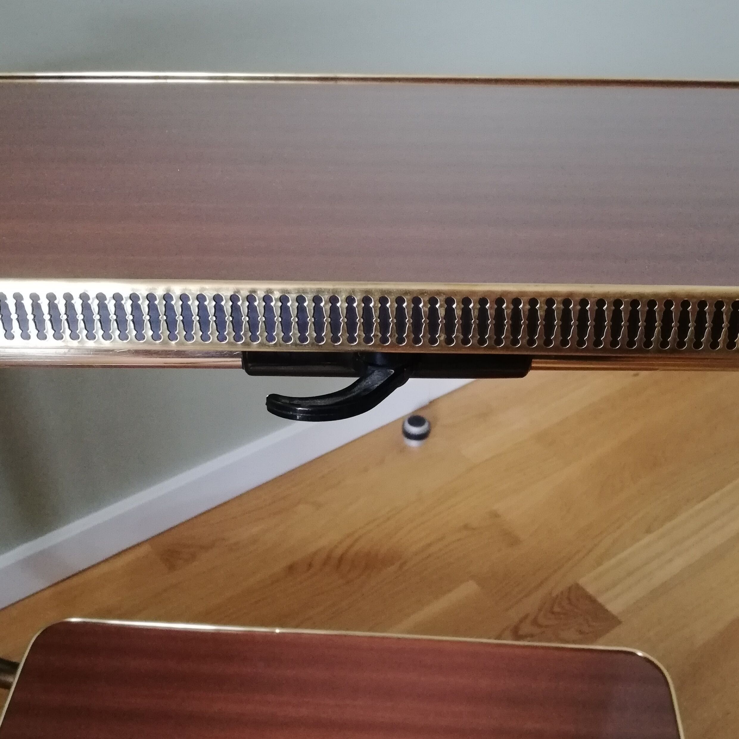 Height-adjustable and reclining art deco service "L'adap-table"