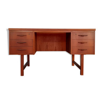 Small danish vintage desk in 1960s teck