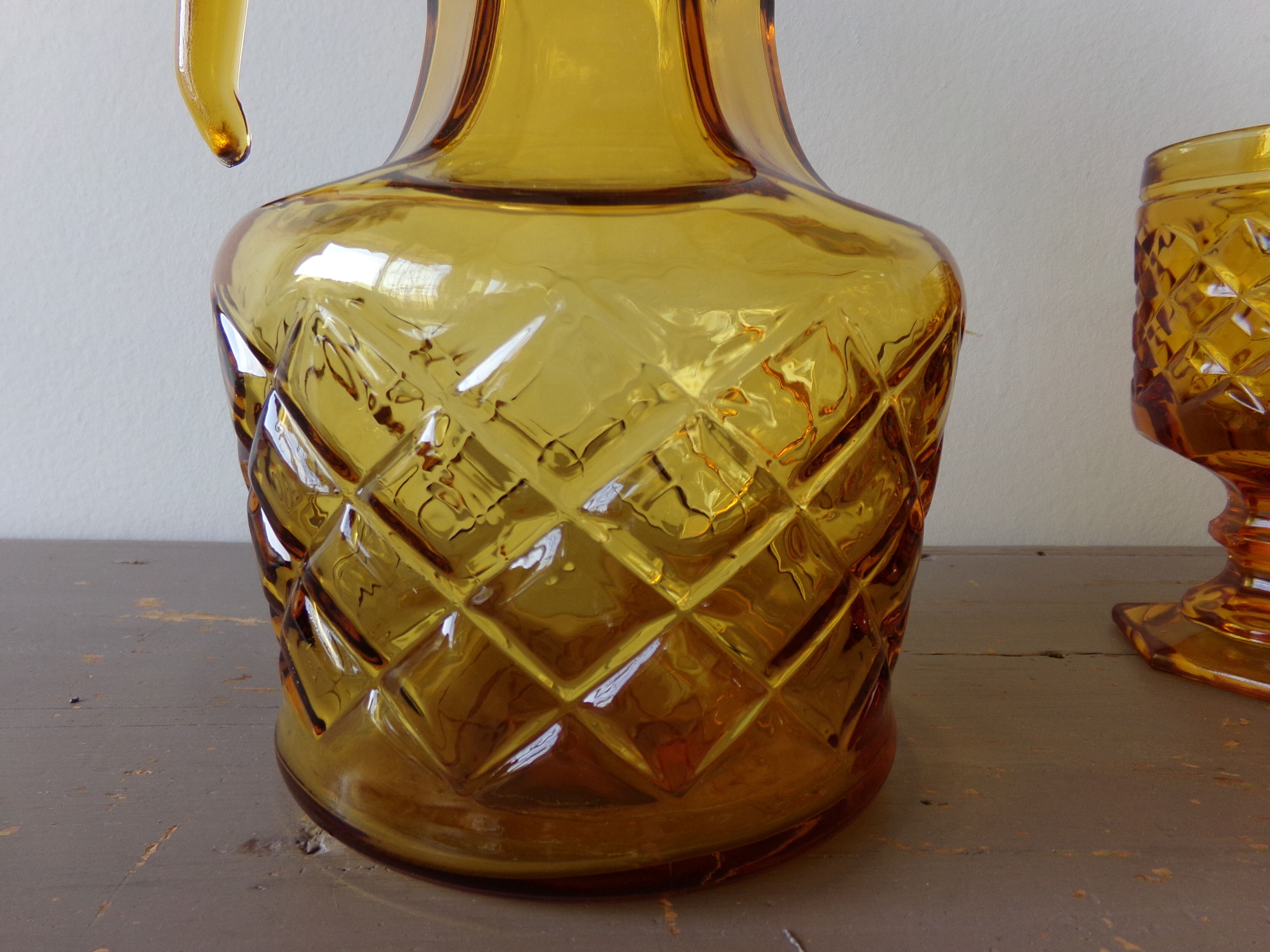 Carafe and its 6 amber-colored glasses