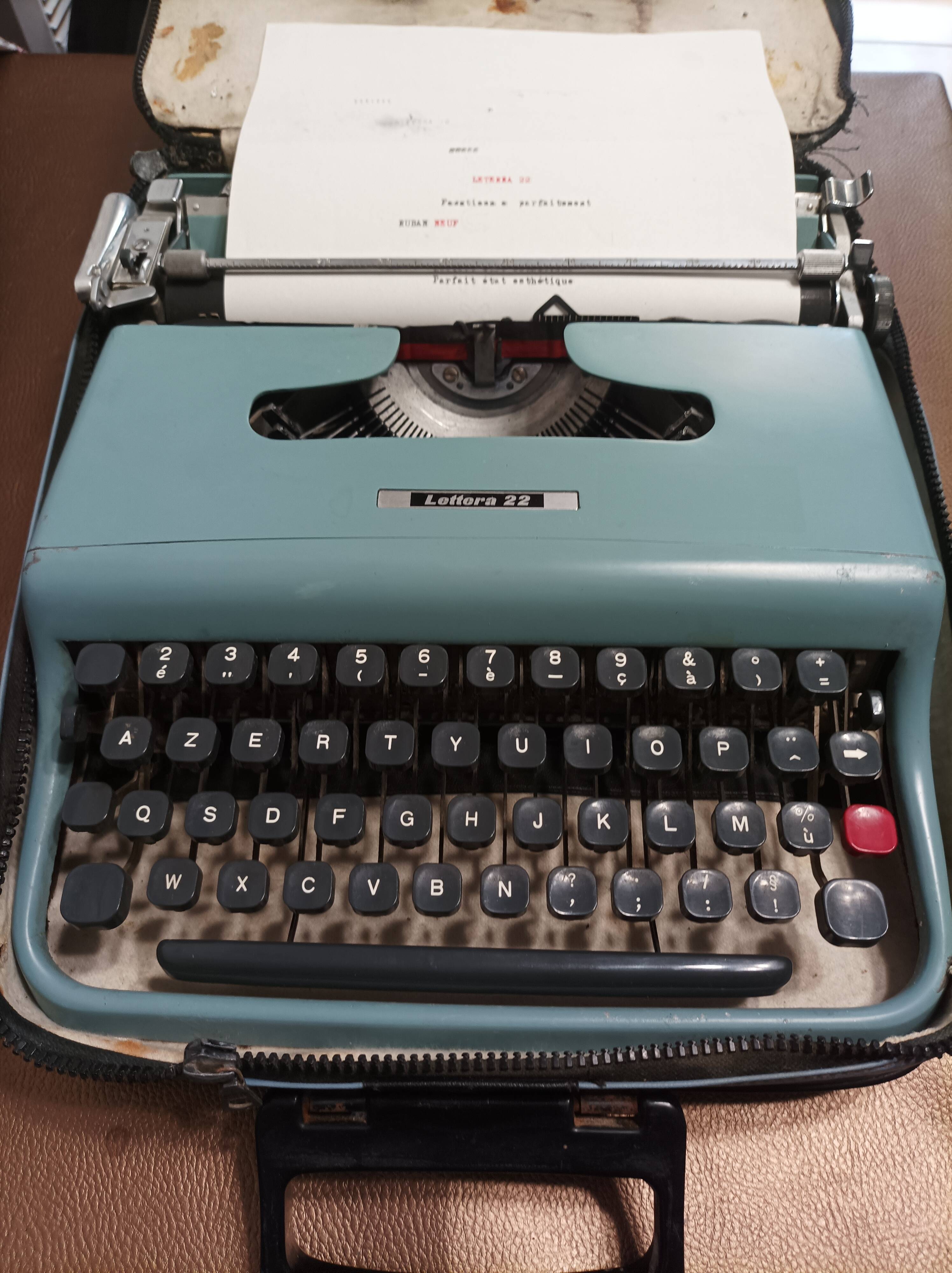 Olivetti lettera 32 typewriter