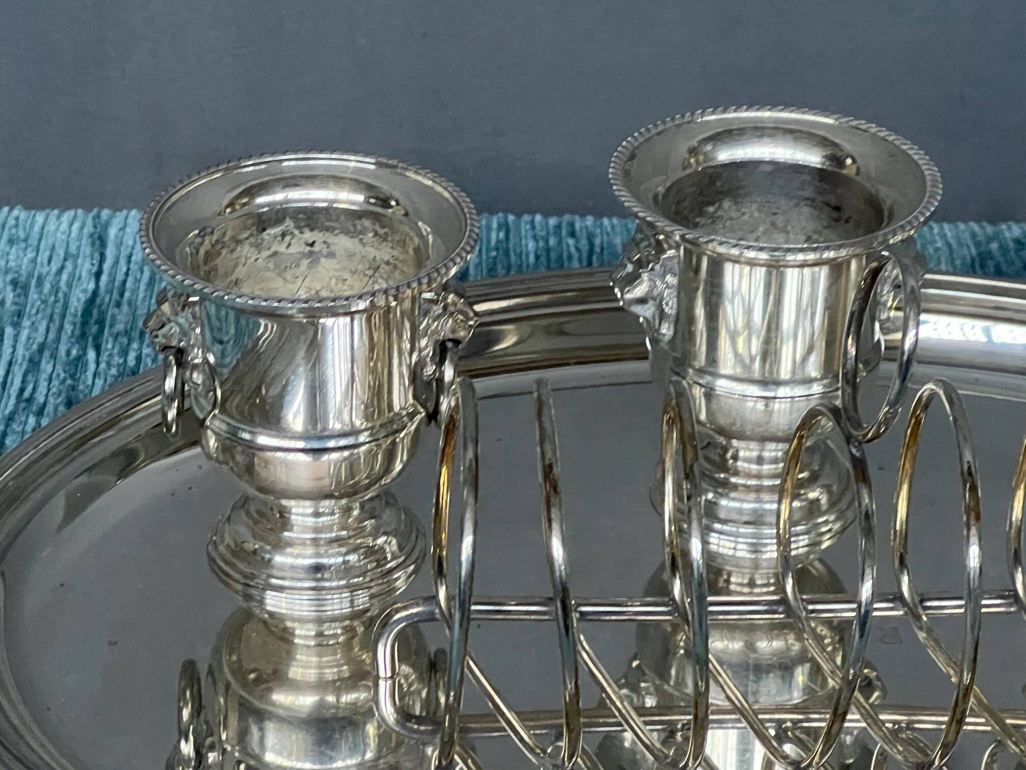 Ensemble de couverts en métal argenté Christofle.