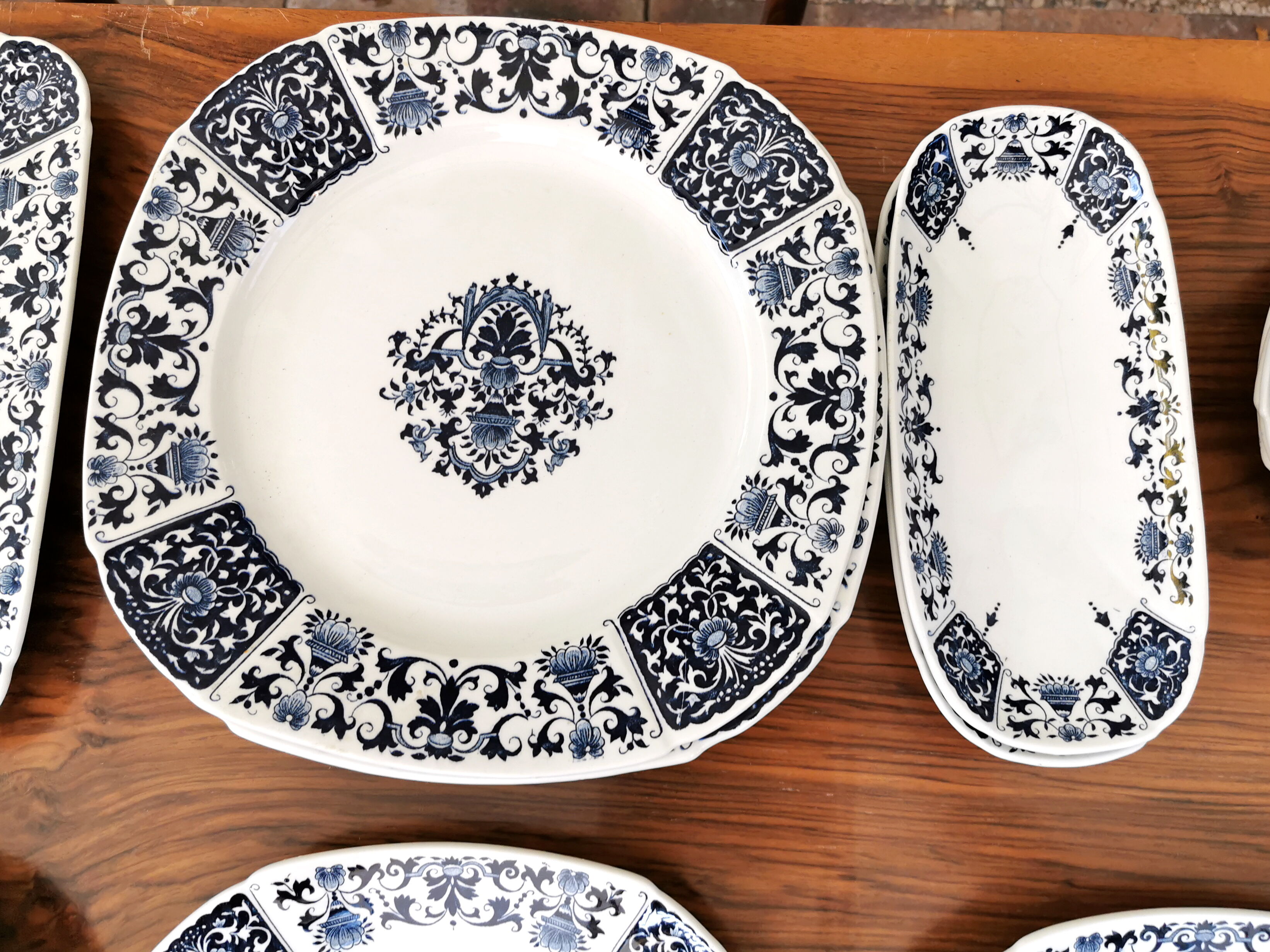 56-piece Gien earthenware table service