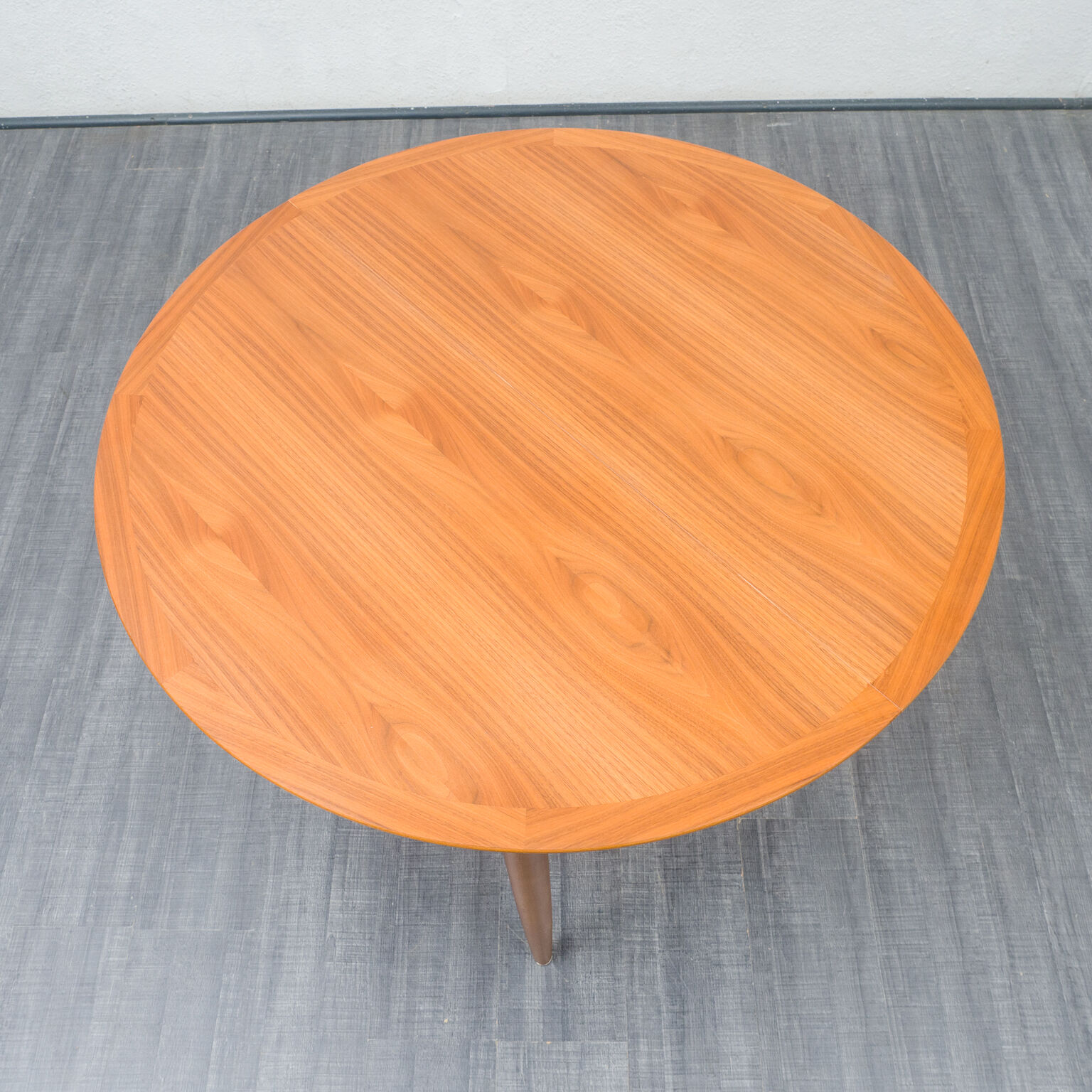 Round dining table, vintage, with extensions