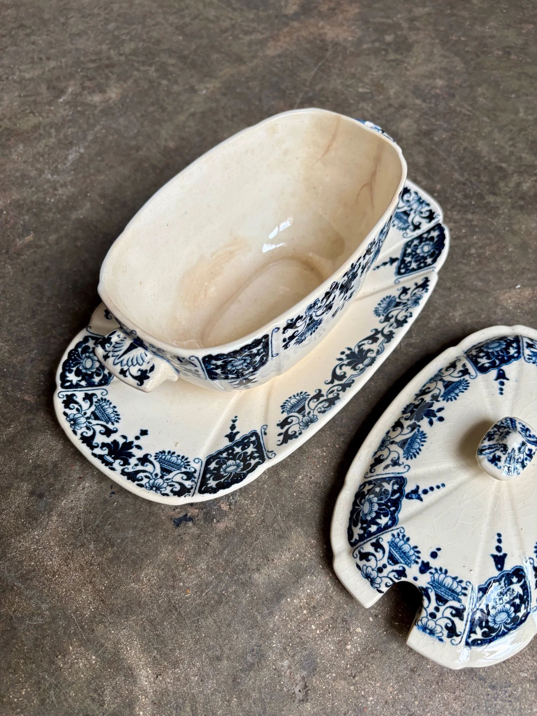 Sauceboat with lid Gien in blue ironstone, "Blue Ibis" service