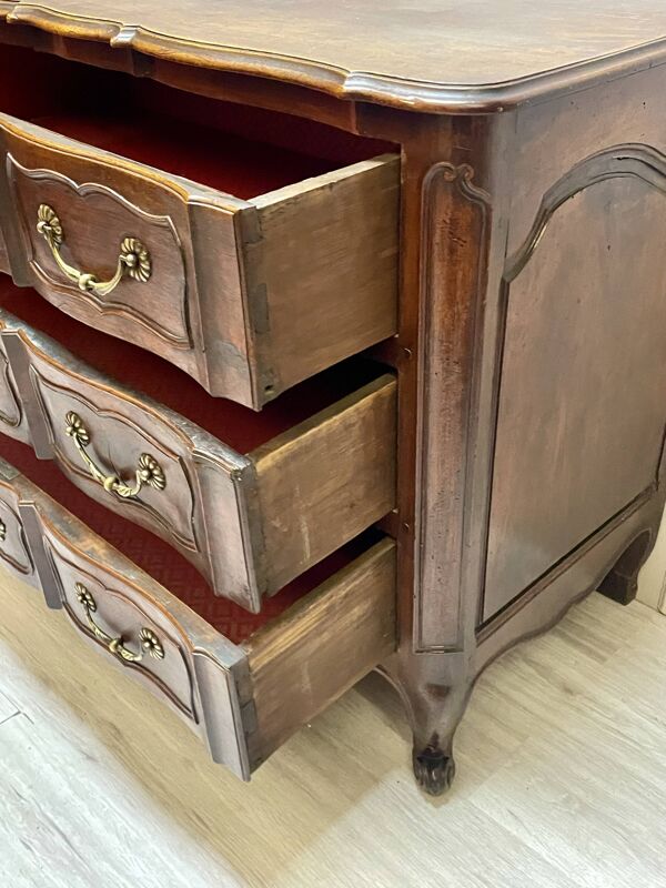 Commode, Galbée arbalète en noyer 18 ème