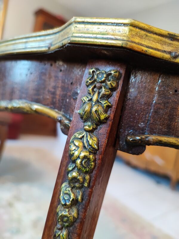 Guéridon de style transition Louis XV Louis XVI en marqueterie de noyer
