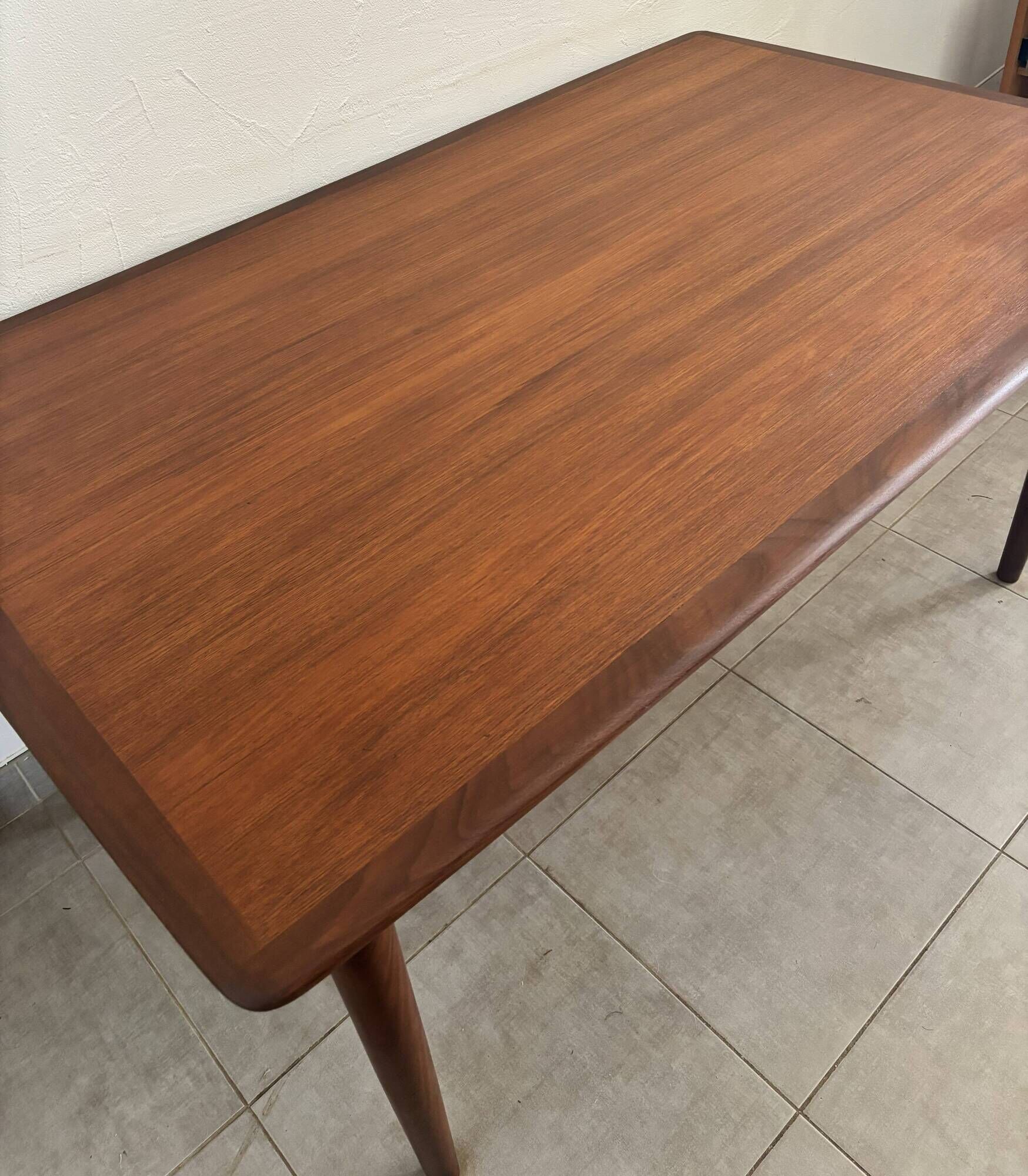 Extendable teak table in Scandinavian/Danish style, Ligne Roset, 1960s.