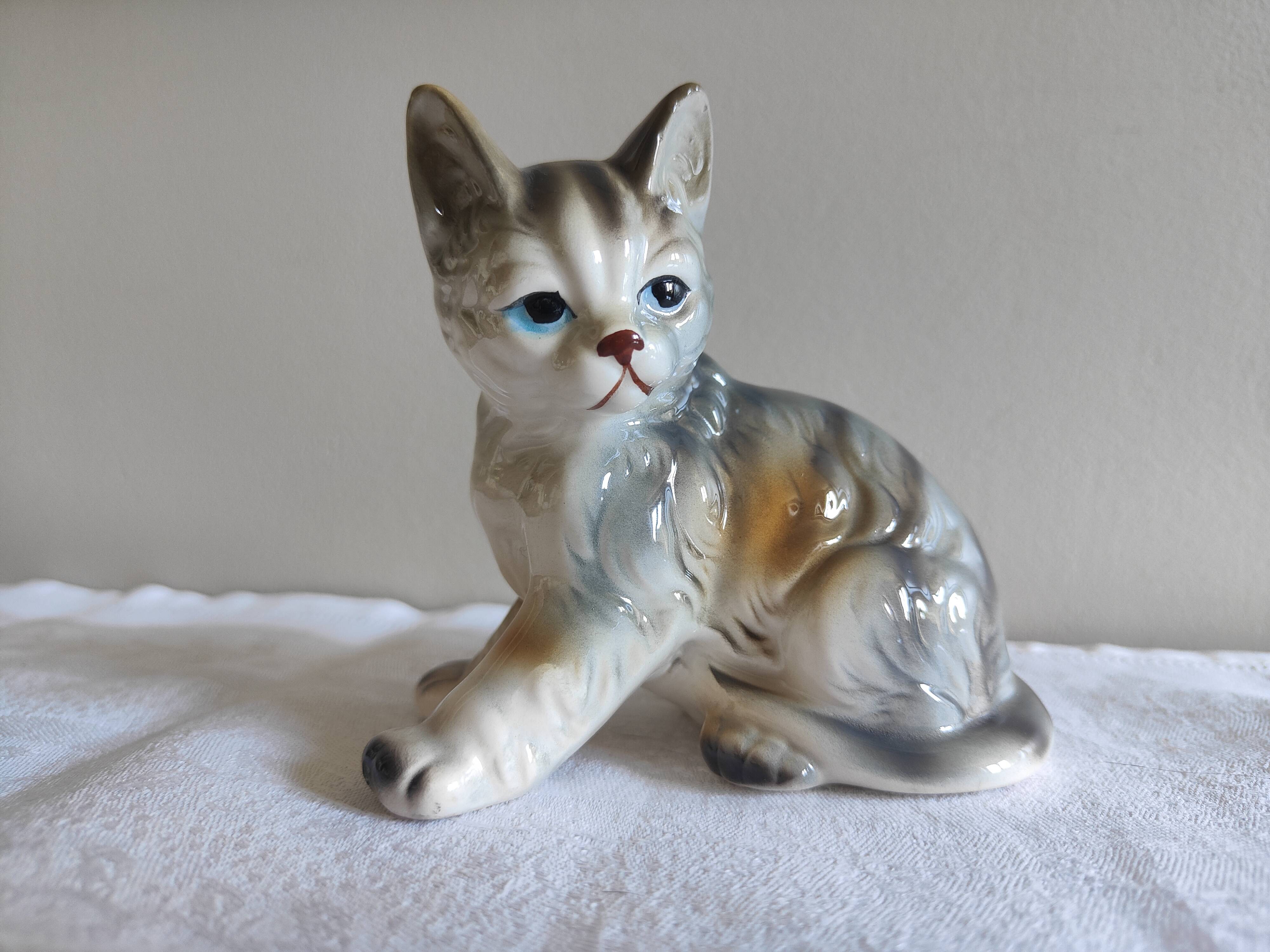 Figurine, Cat statuette, in old 20th century enameled ceramic. Animal figurine, vintage feline