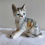 Figurine, Cat statuette, in old 20th century enameled ceramic. Animal figurine, vintage feline
