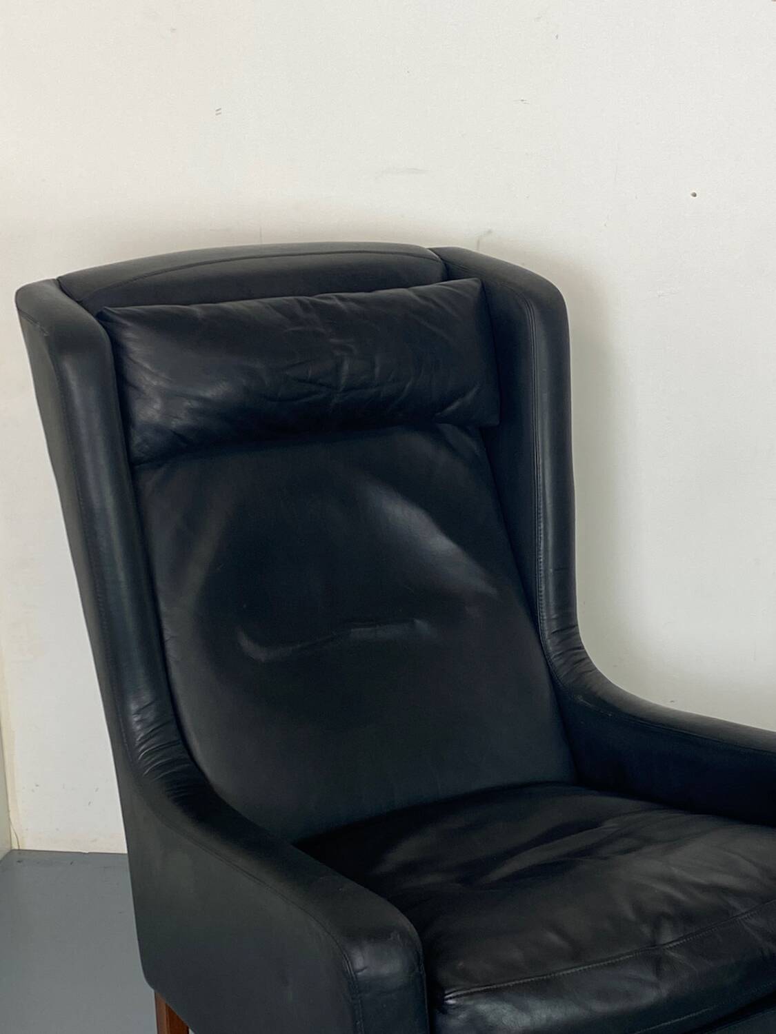 Fauteuil vintage à dossier à oreilles en cuir noir par Rudolf Glatzel pour Kill, 1960