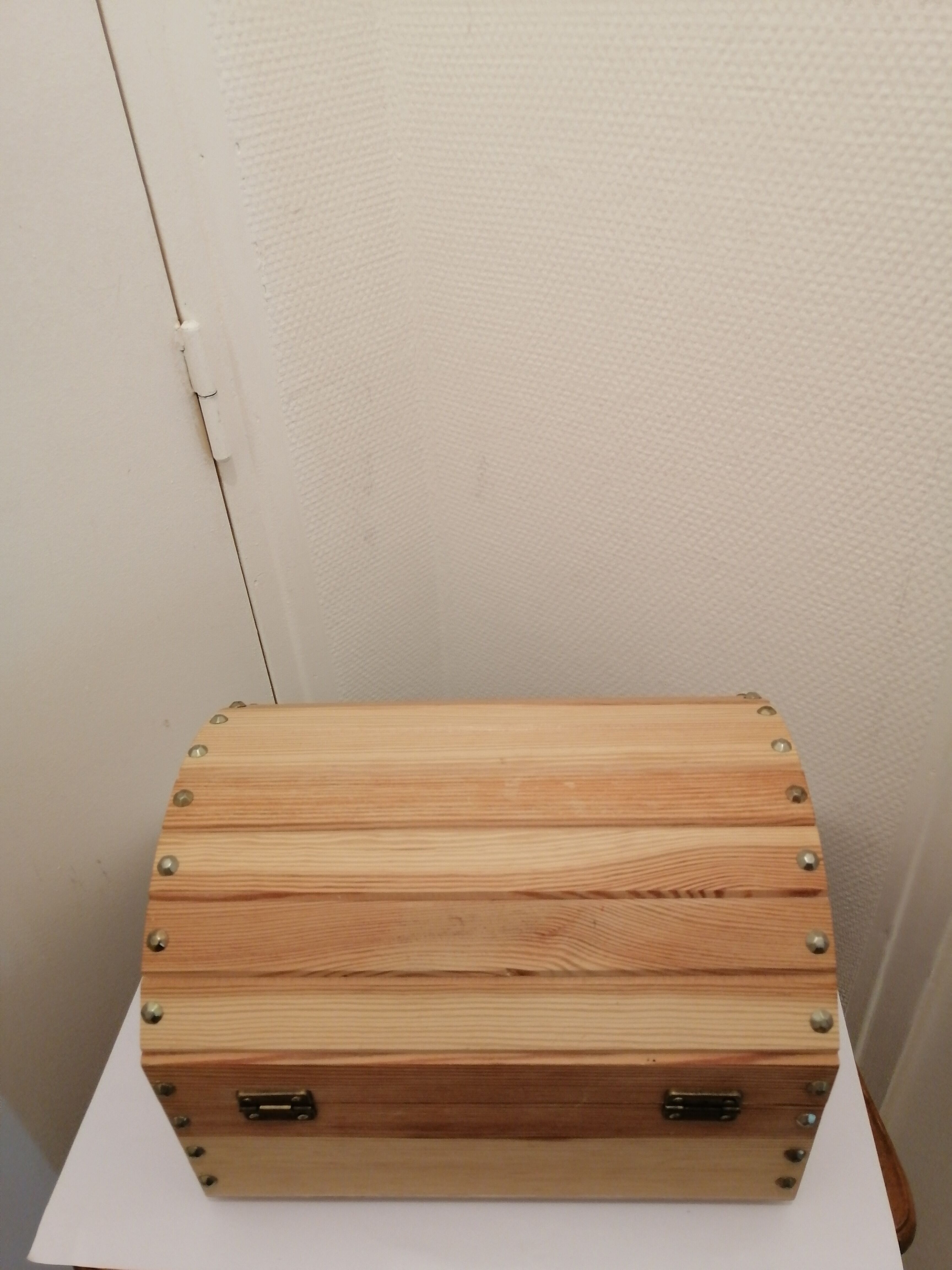 Coffre a trésor en bois dessus bombe
