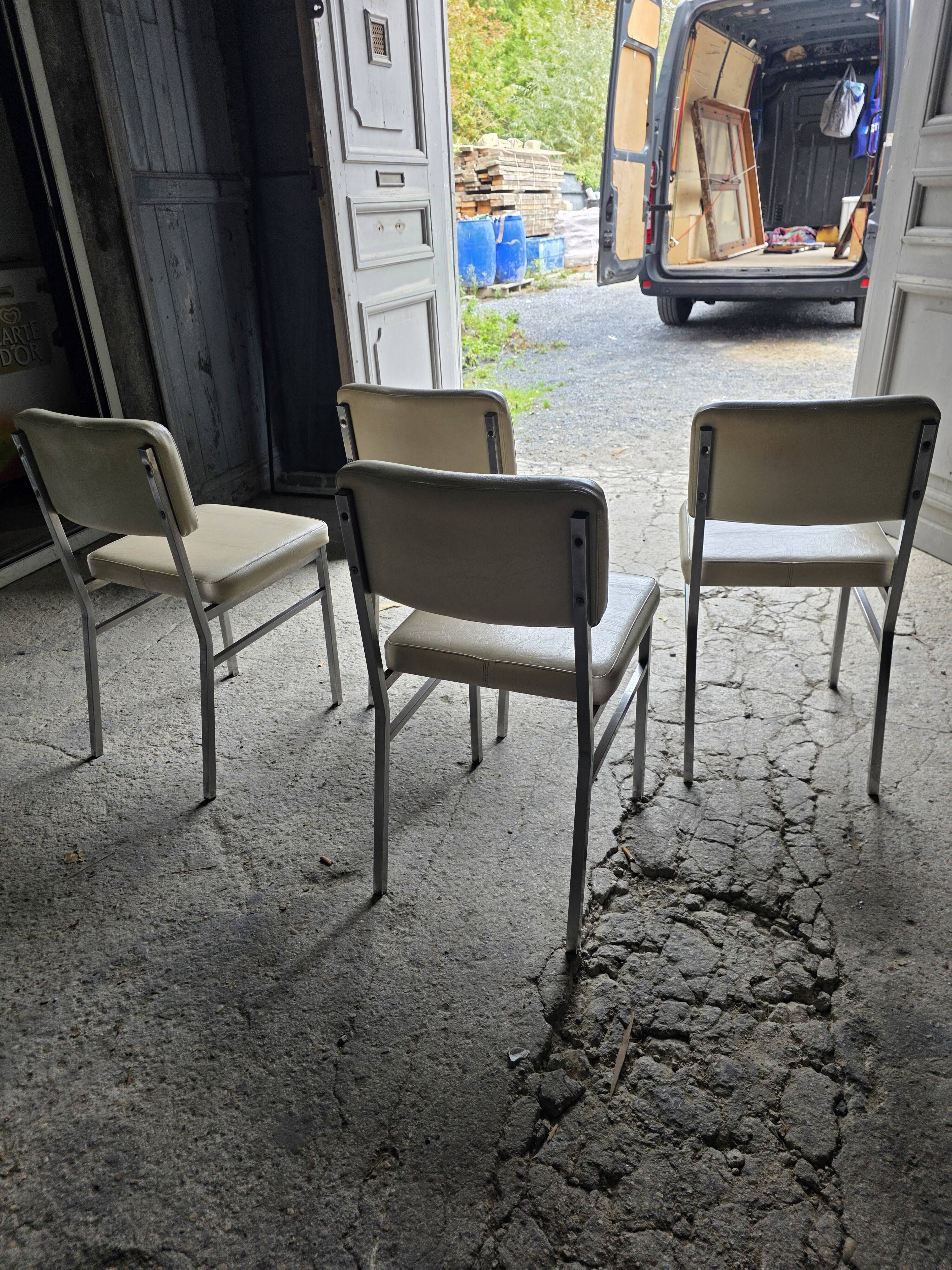 4 chrome metal chairs with faux leather from the 1970s.