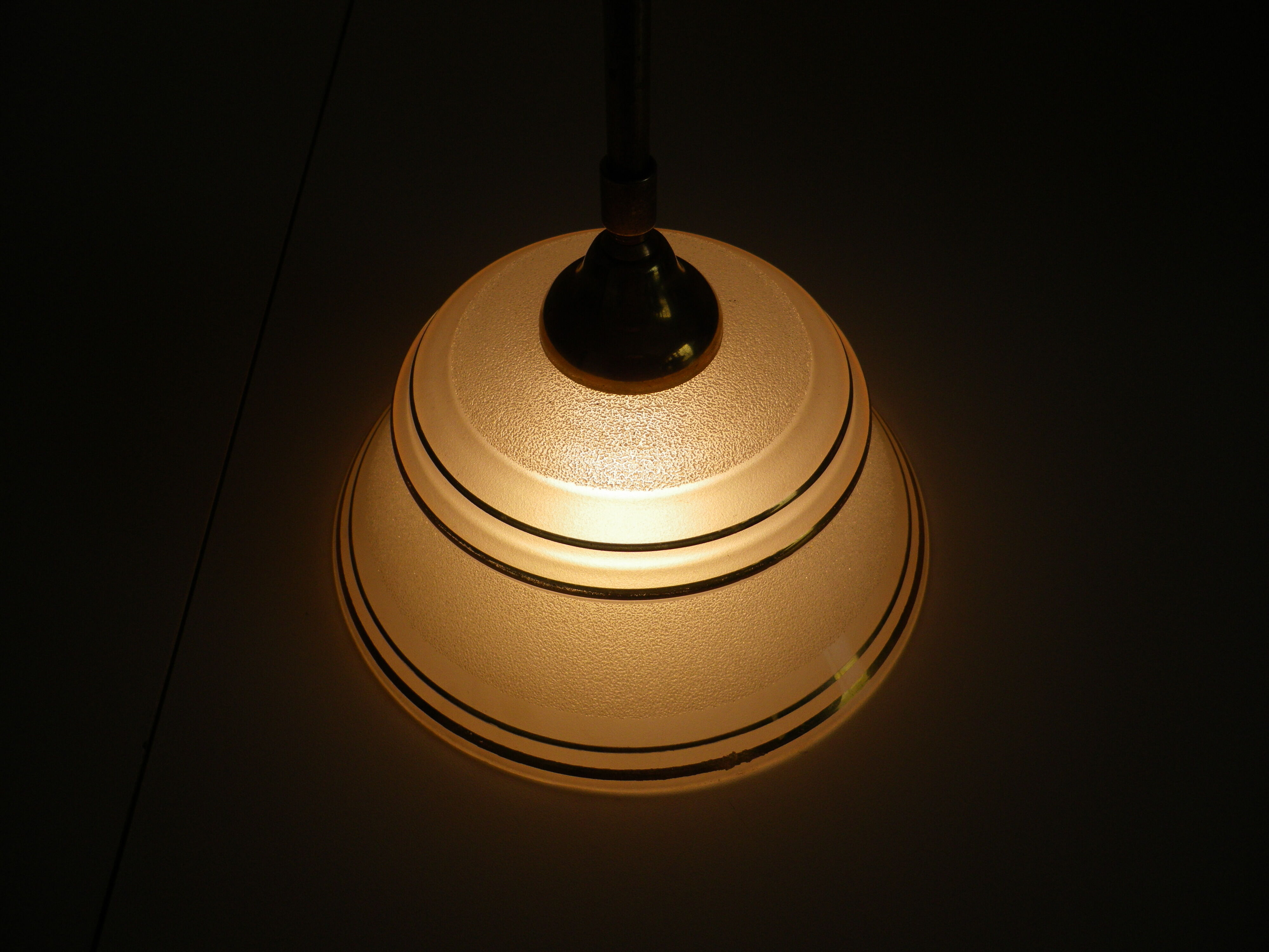 Suspension in brass and glass opaque granulated 1960s/1970s