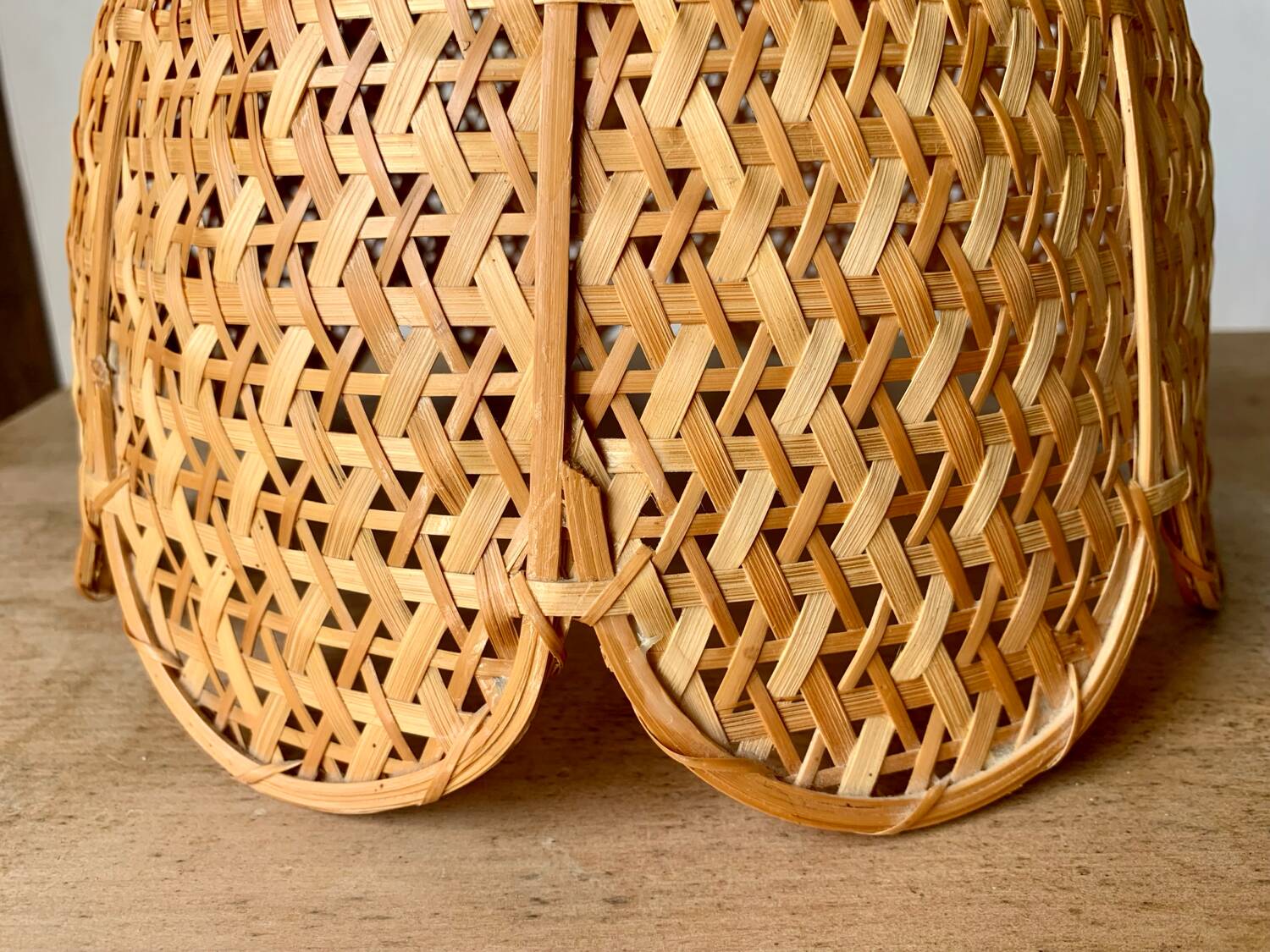 Vintage flower shaped wicker pendant light