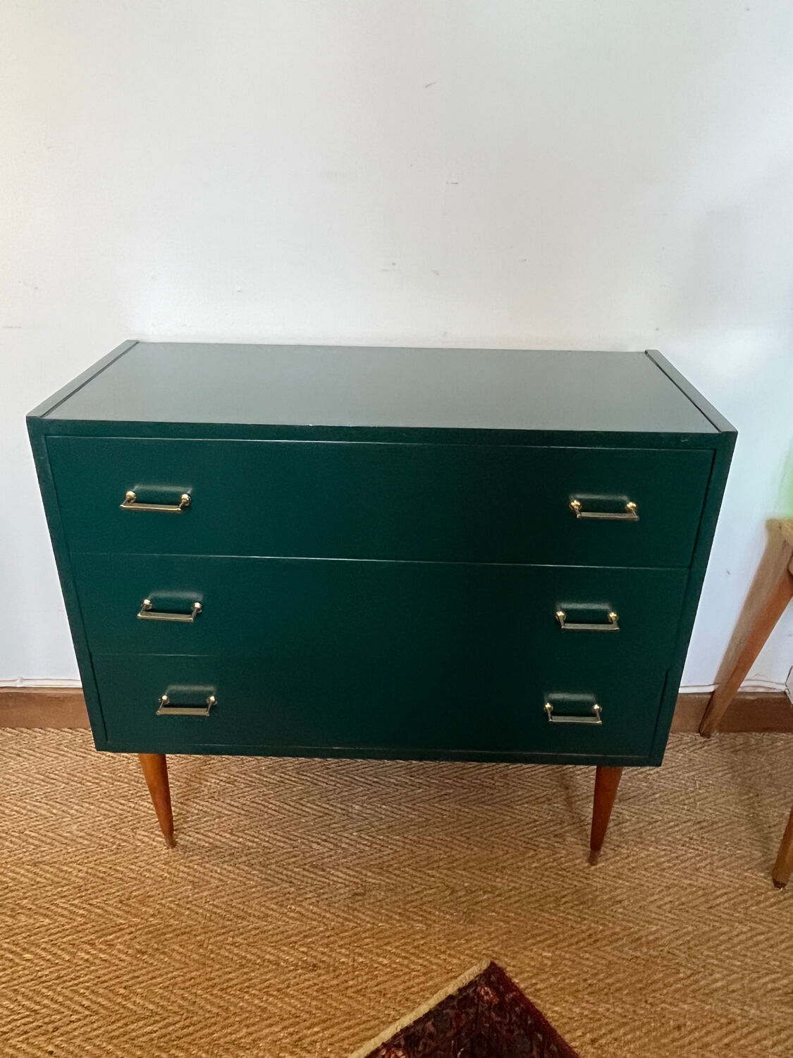 Commode vintage verte poignées dorées et pieds fuseaux