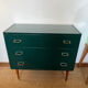 Commode vintage verte poignées dorées et pieds fuseaux