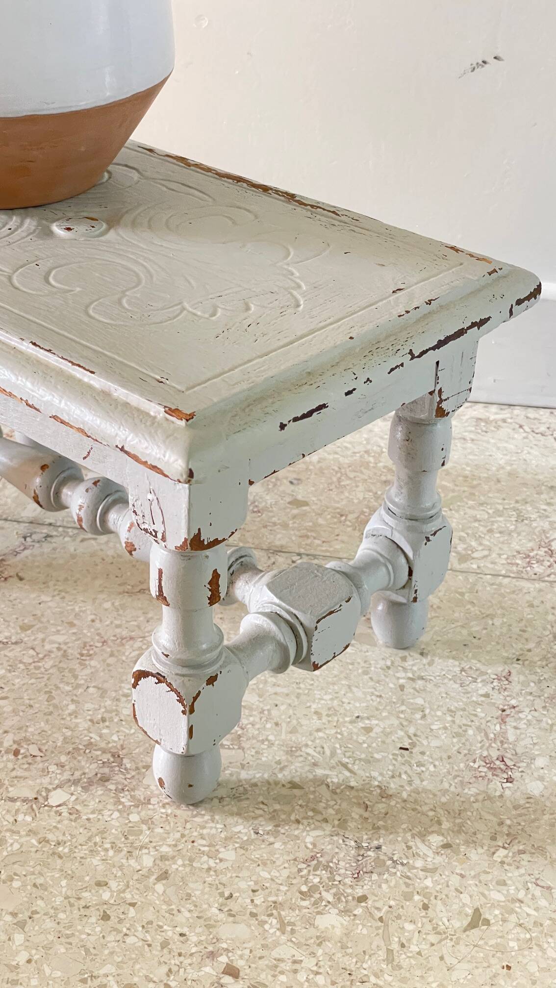 Tabouret vintage gris perle patiné