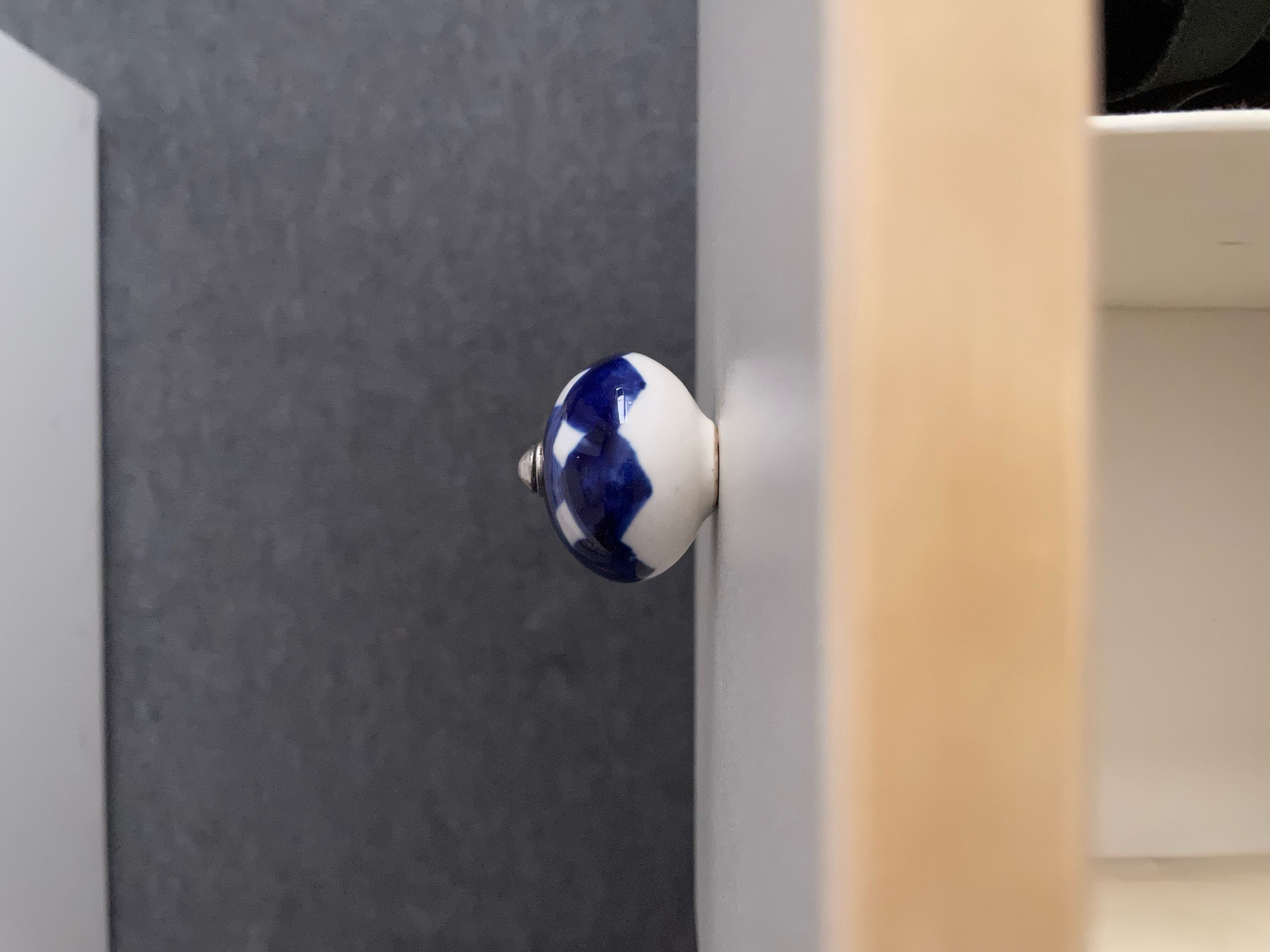 2 buttons, ceramic door handles, white blue