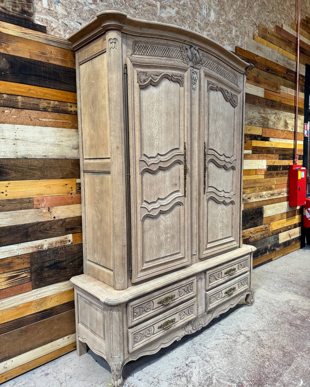 Armoire en chêne massif aérogommée - Style Louis XV