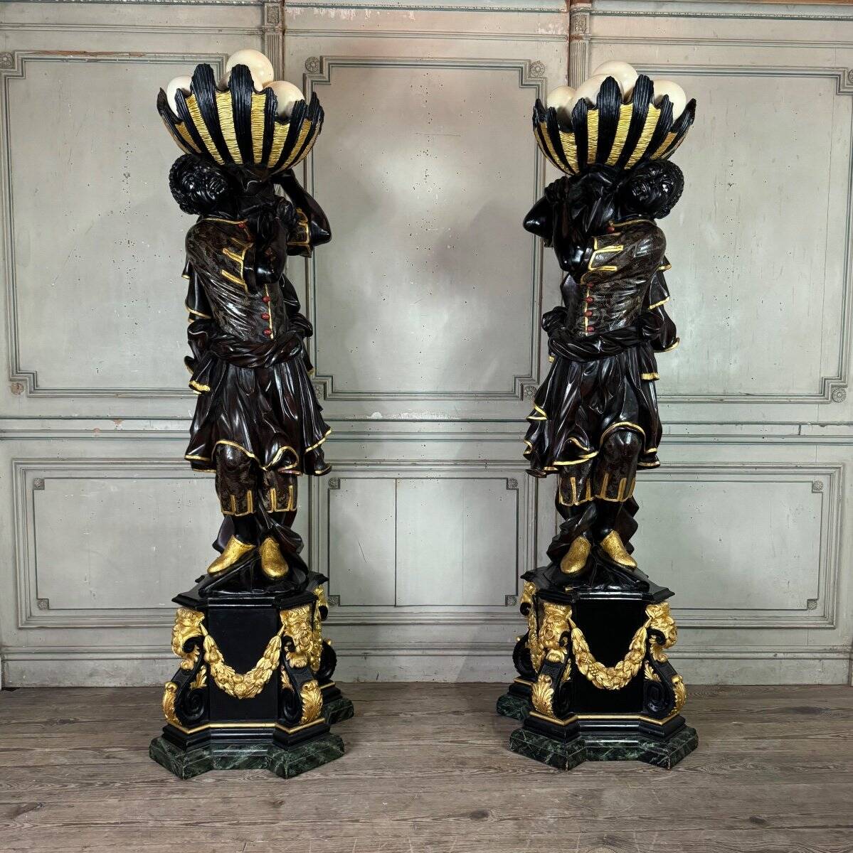 Pair of Moorish vasque holders, lacquered and gilded Venetian sculptures, circa 1880.