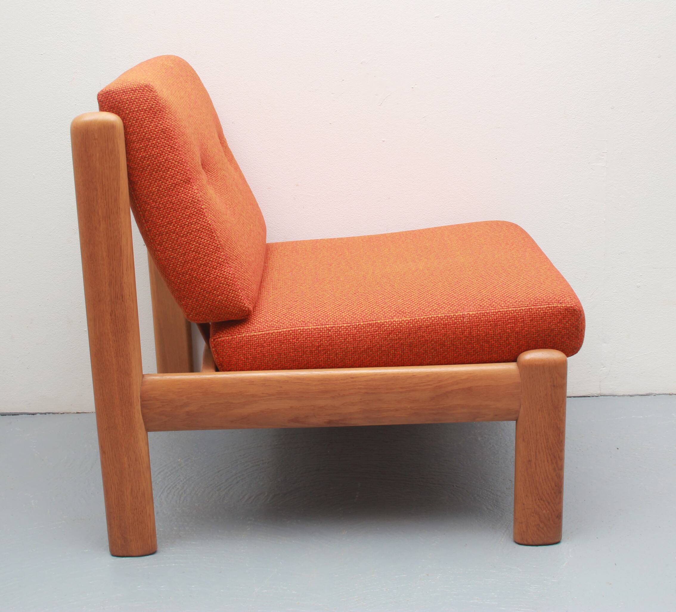 Chaise années 1970 en chêne et coussins orange