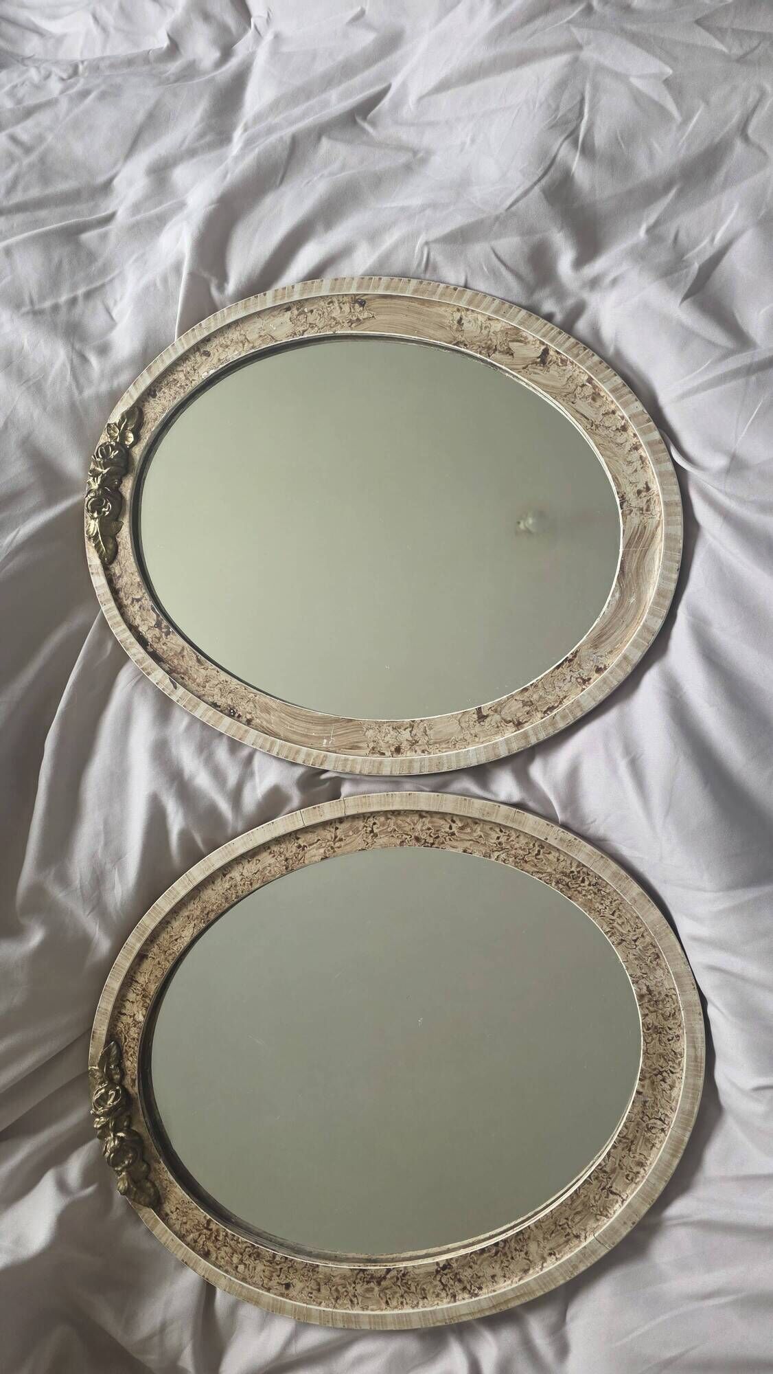 paire de miroirs ovales anciens
