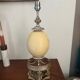 Pied de lampe en métal argenté et œuf d’autruche fin XXeme