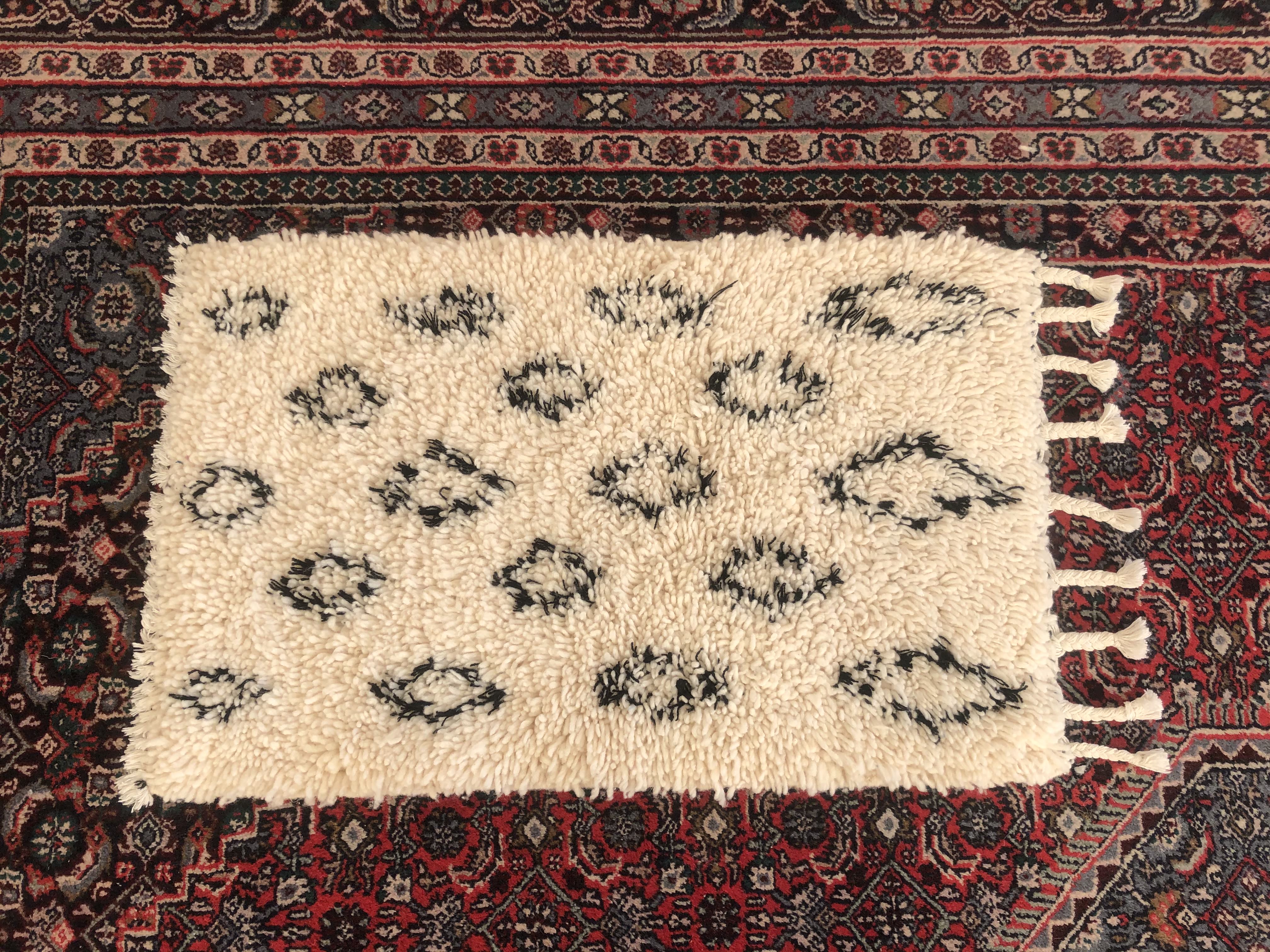 Small and thick beni ouarain berbere carpet