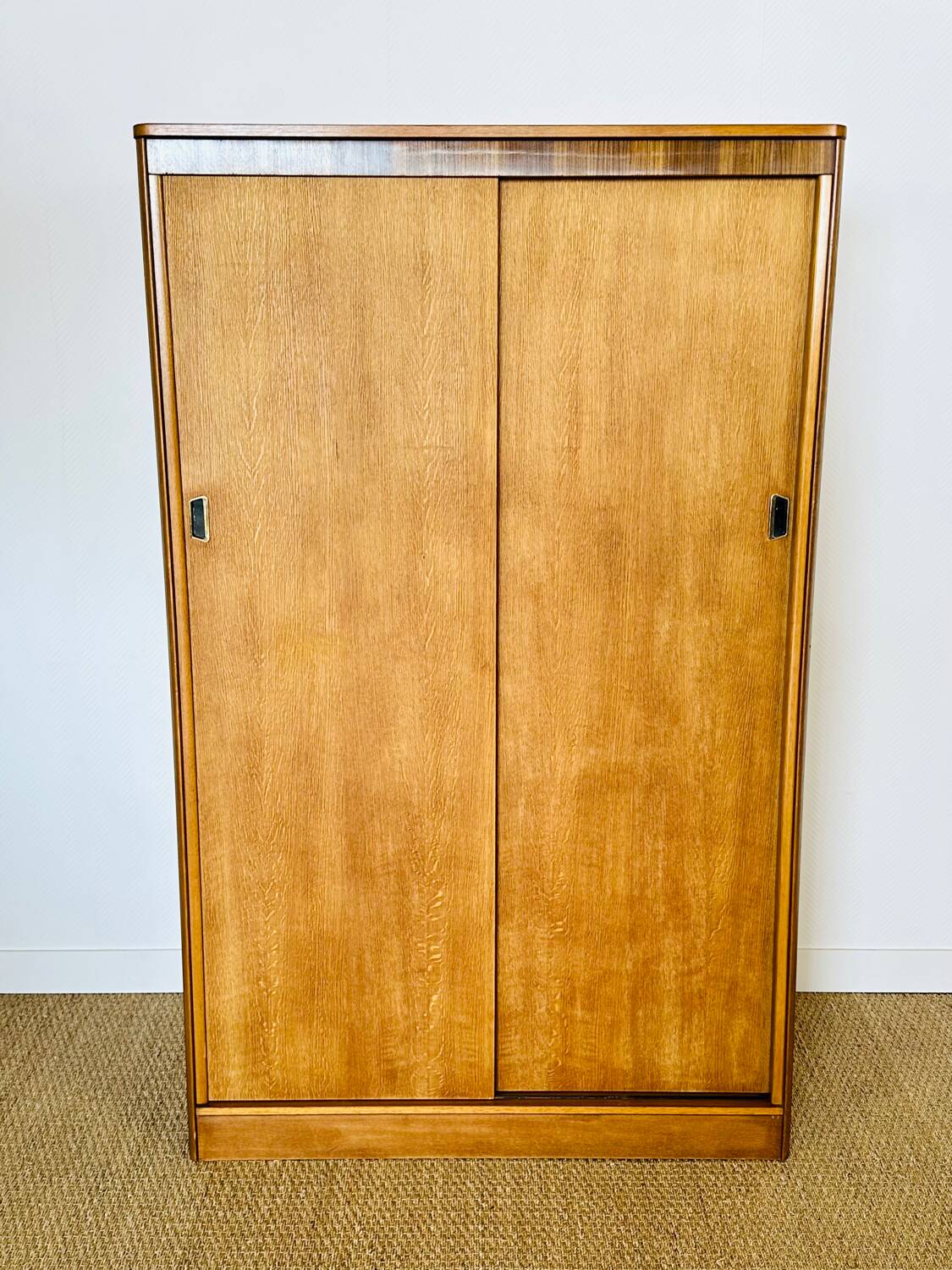 Vintage Austinsuite 1960s wardrobe