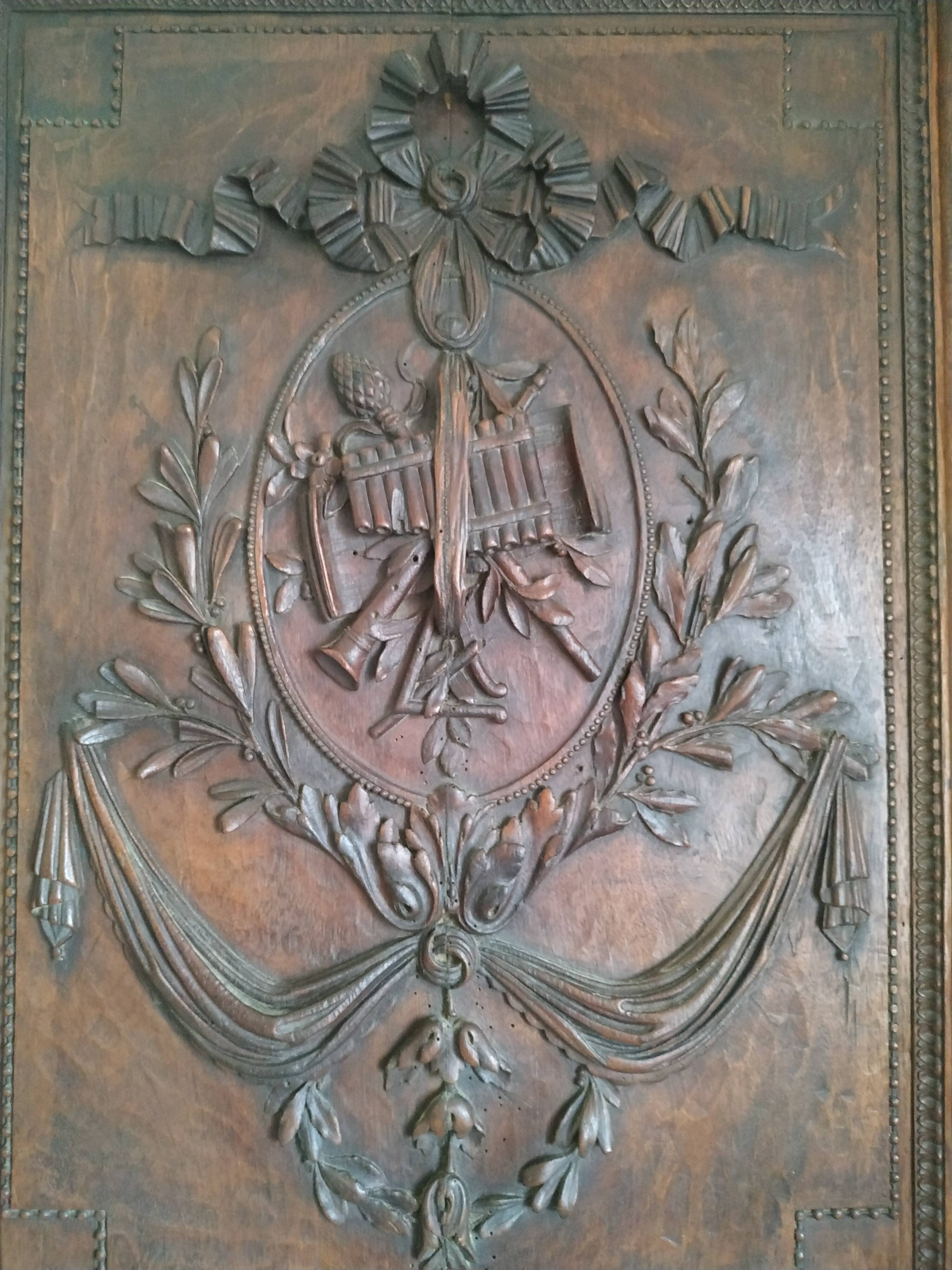 Carved wooden panel décor with music trophy
