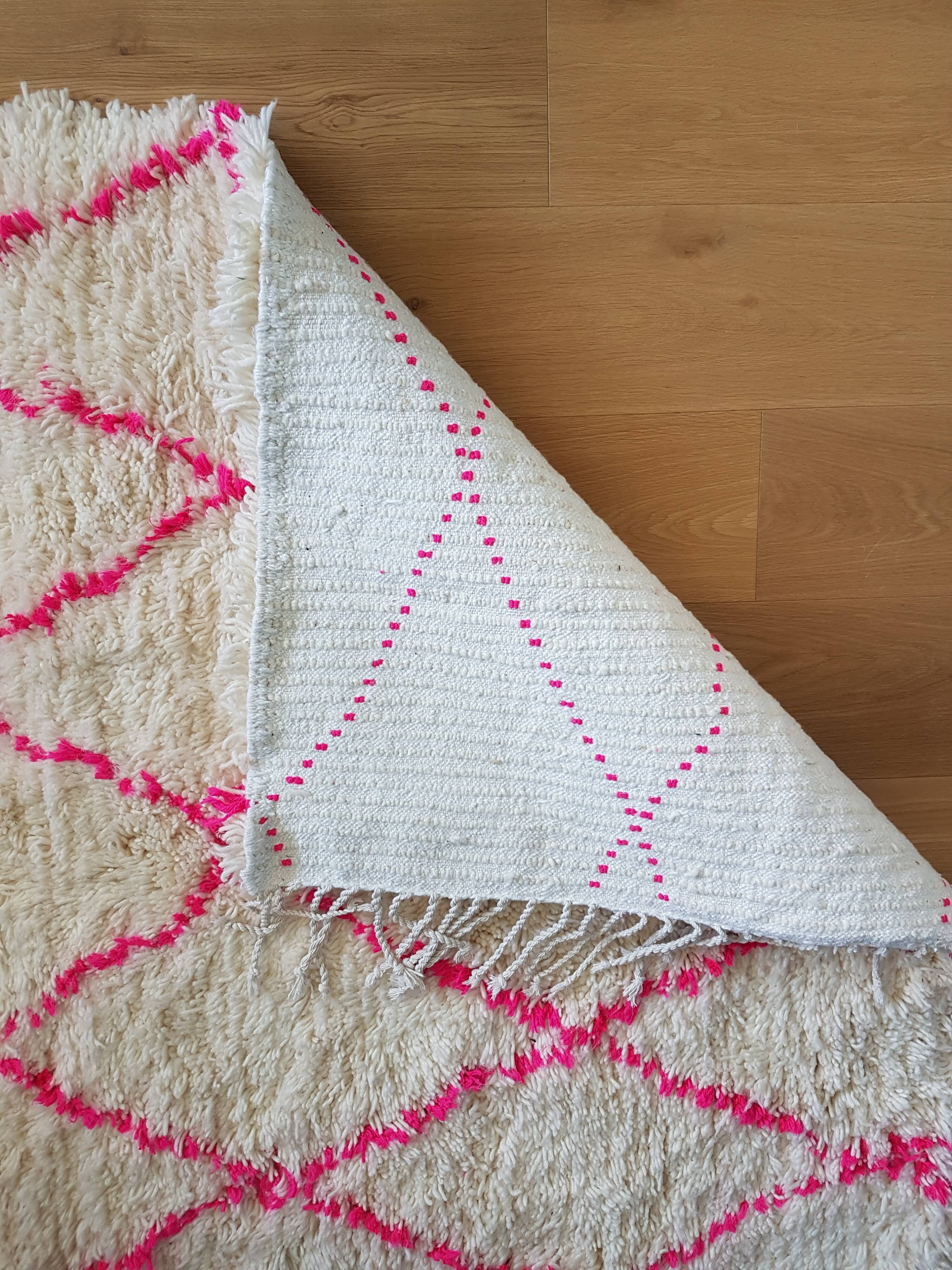Beni Ouarain carpet with pink lozenges 140x210