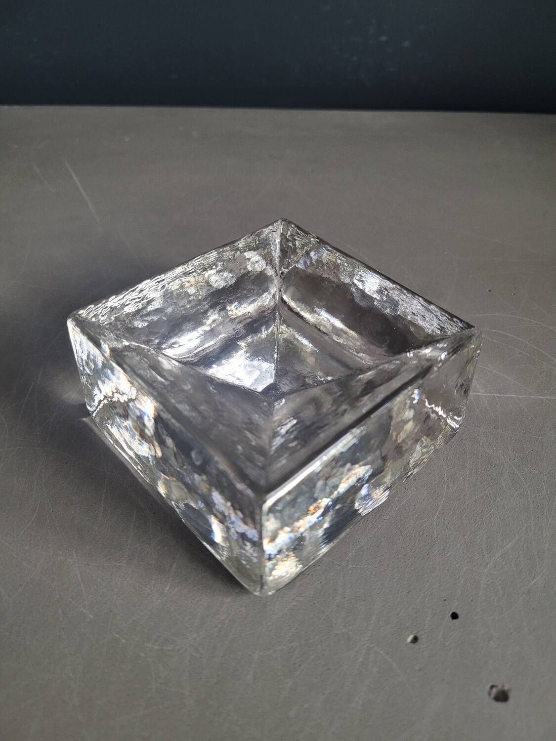 Molded glass pocket emptier