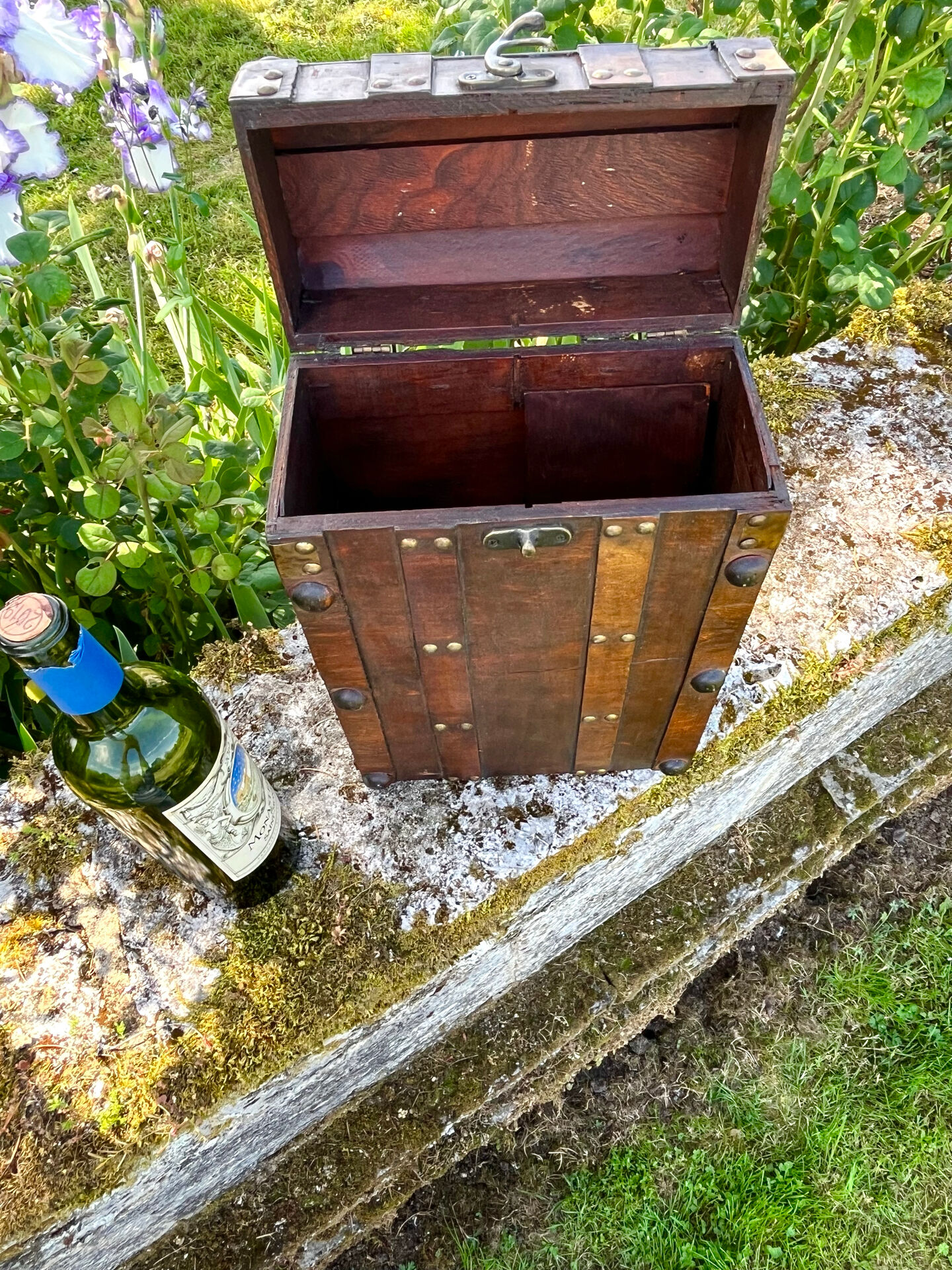 Coffre en bois pour deux bouteilles de vin avec compartiment secret
