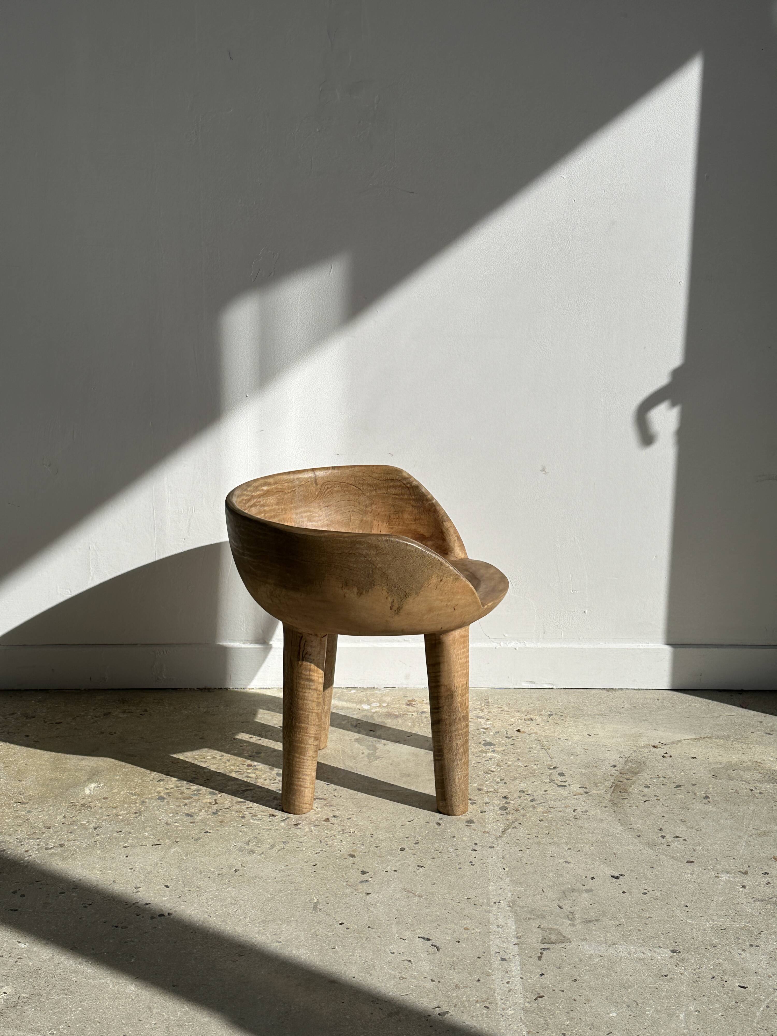 Quadripod chair with round seat and small back in natural monoxyl mango wood