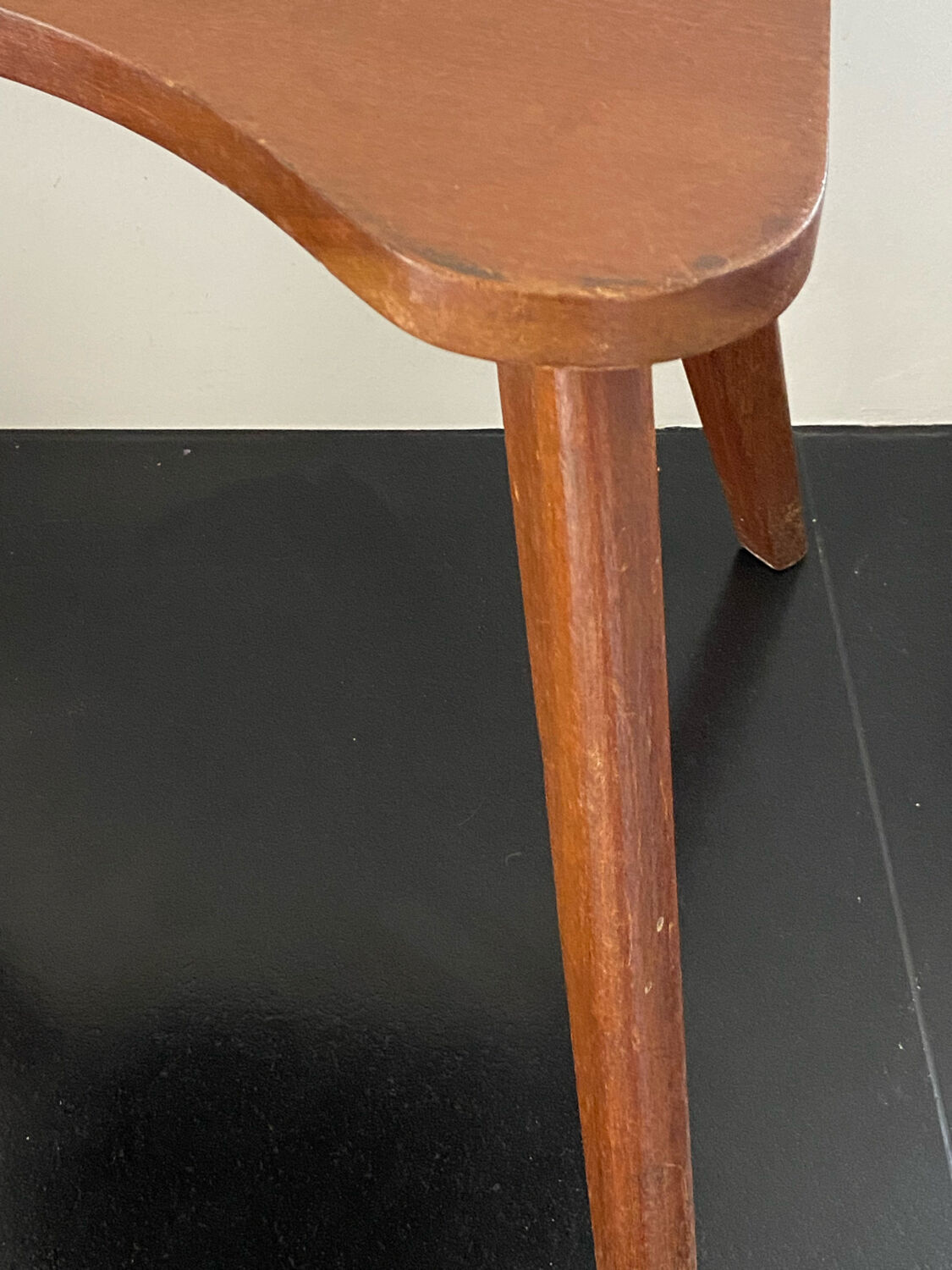 Tablette d’appoint tripode, bout de canapé 1950