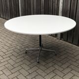 Round dining table by Charles & Ray Eames for Vitra 1980